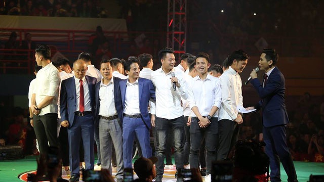 Cau thu U23 Viet Nam boc me nhau tren truyen hinh hinh anh