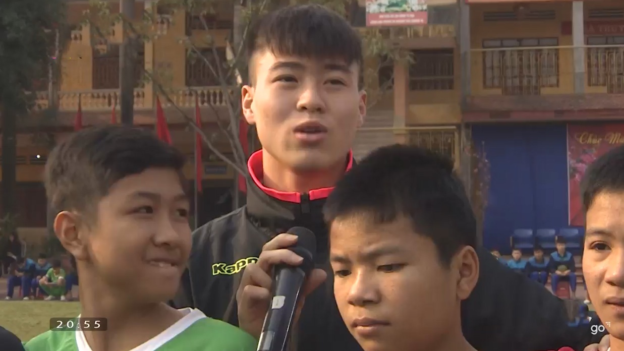 Cau thu U23 Viet Nam giao luu cung cac em hoc sinh hinh anh