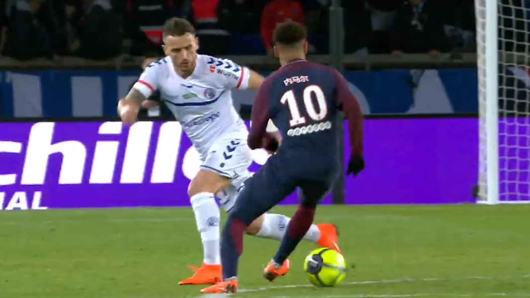 Cau thu Strasbourg buong xuoi truoc nhung pha xu ly cua Neymar hinh anh