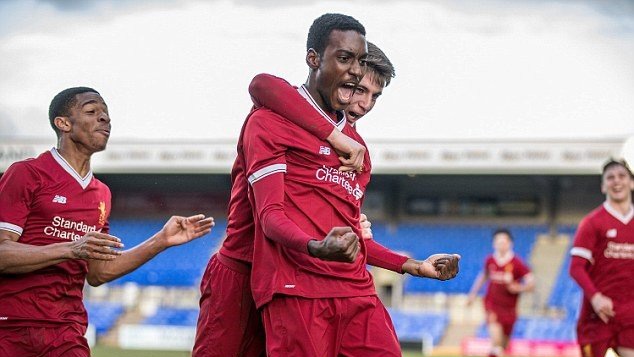 Gerrard cung doi tre danh bai MU o Champions League hinh anh