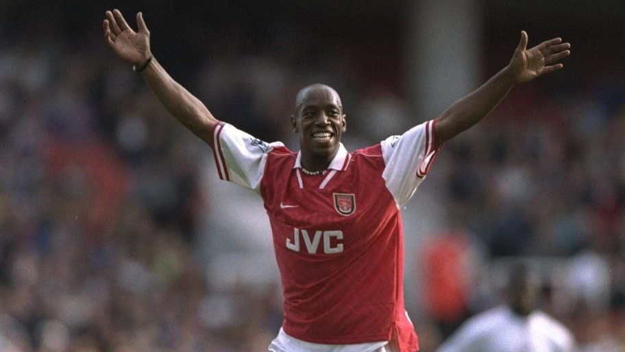 Ian Wright : 'Cau thu Arsenal nen dung ra hung chiu chi trich' hinh anh