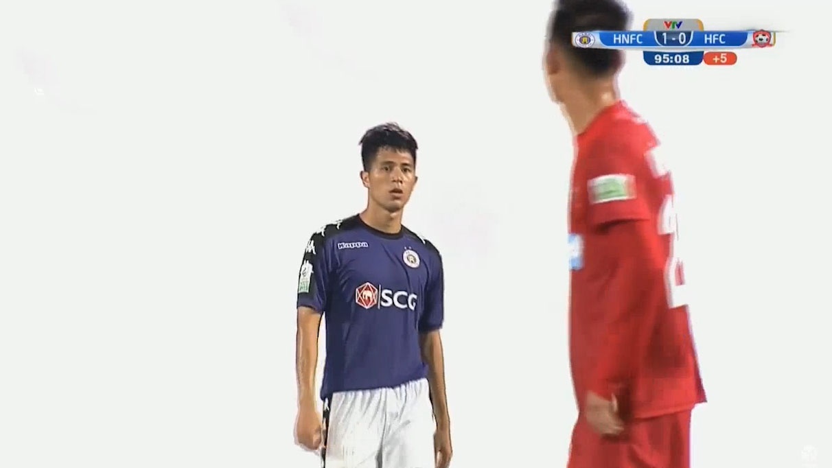 CDV Hai Phong nem phao sang xuong san khien tran dau tam dung hinh anh