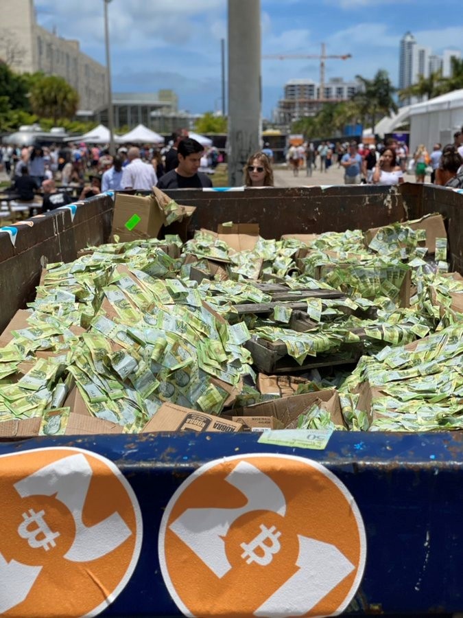 Tien ao,  tien dien tu,  bitcoin,  tien phap dinh anh 2