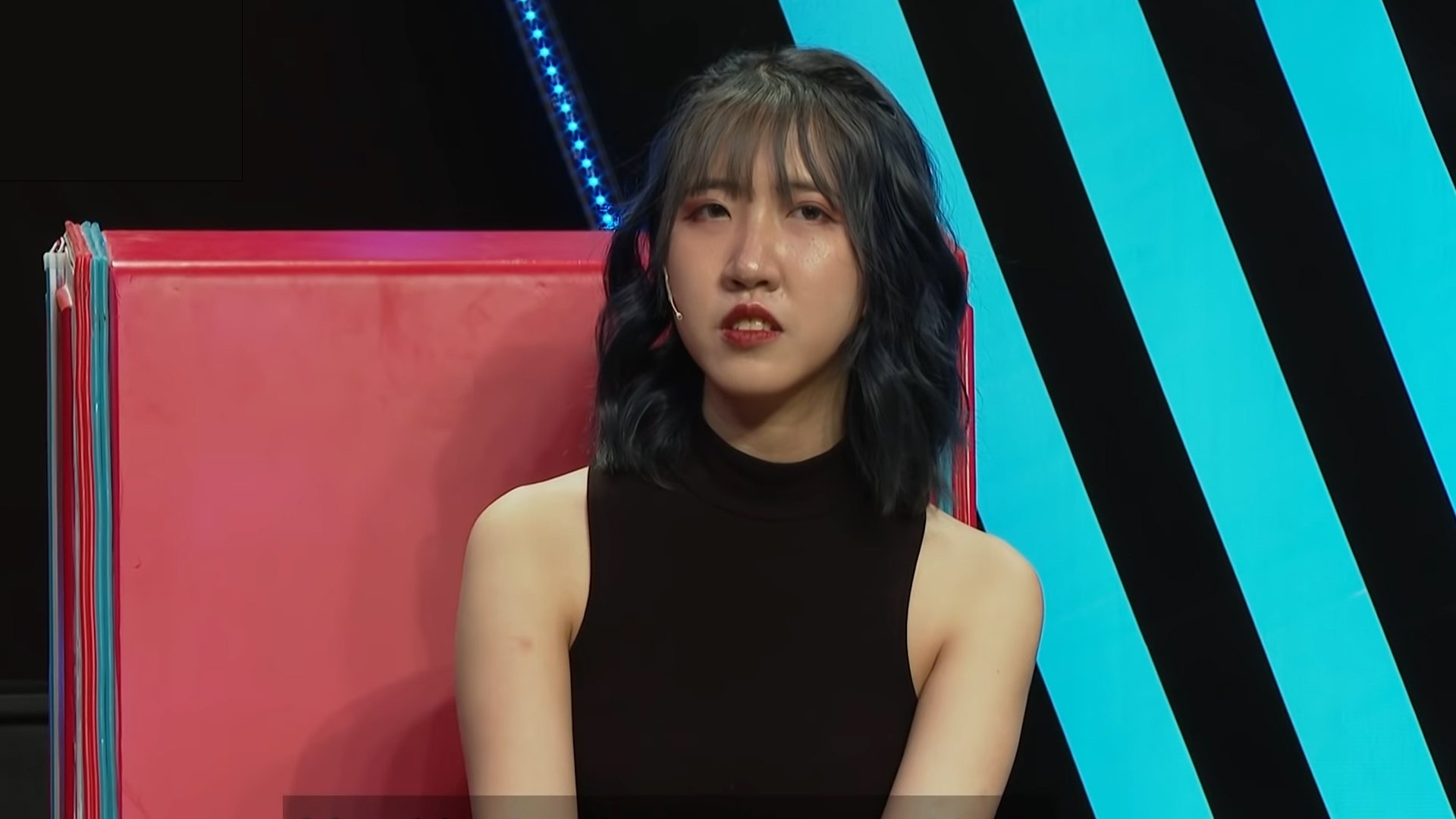 Co gai '12 moi tinh' tra loi ve viec quang cao app khieu dam, co bac hinh anh