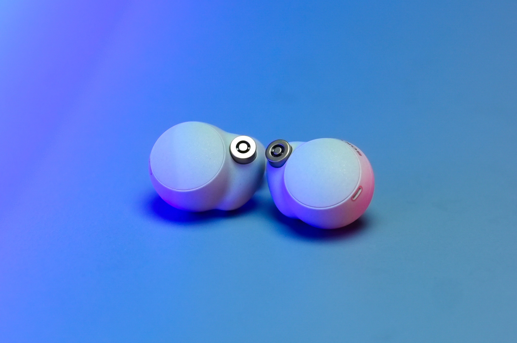 so sanh sony wf-1000xm4 va airpods pro anh 5