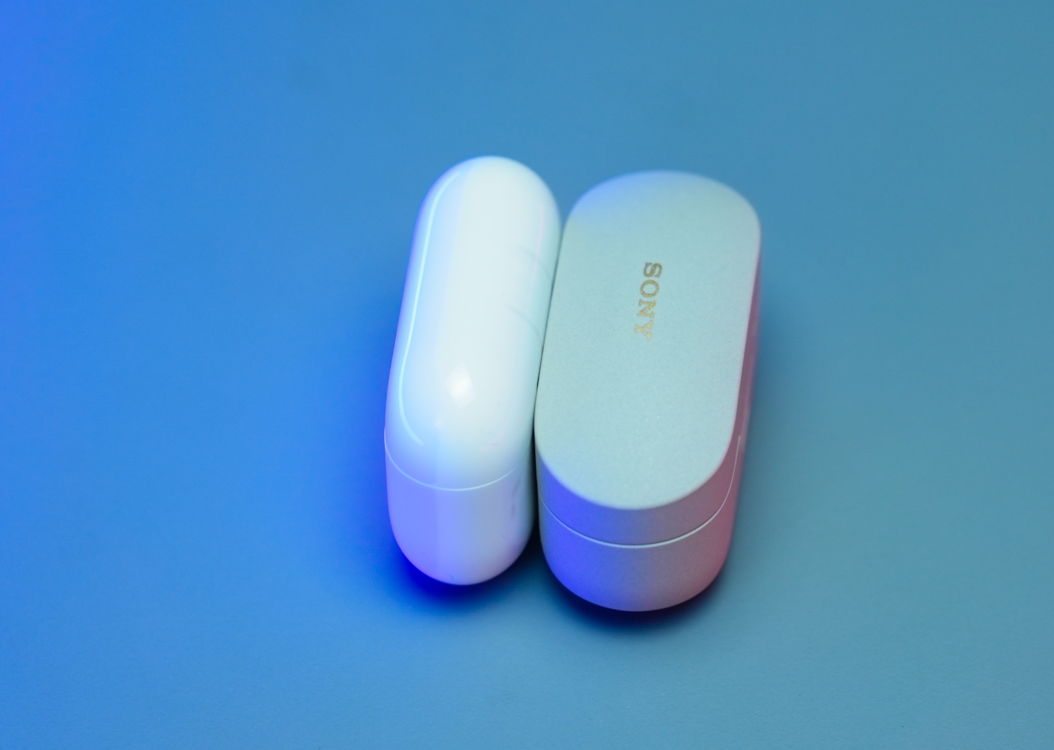 so sanh sony wf-1000xm4 va airpods pro anh 2