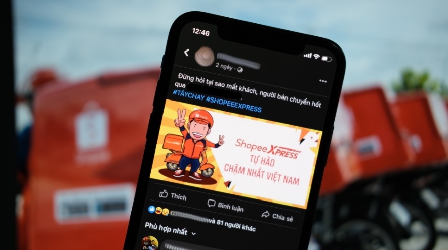 Nguoi dung to Shopee doc quyen van chuyen, xu ly don hang tre hinh anh