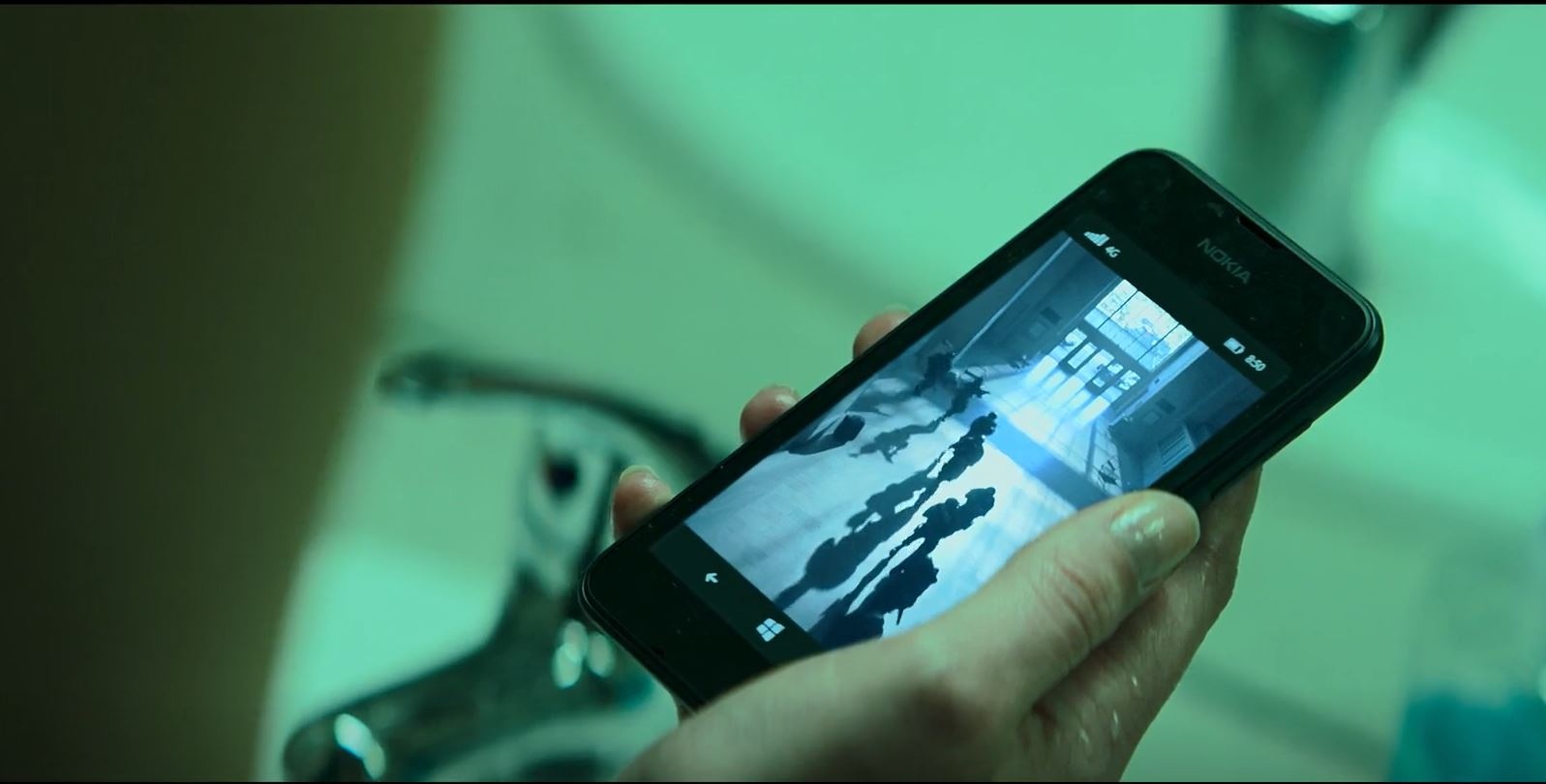 dien thoai nokia xuat hien trong phim black widow anh 1