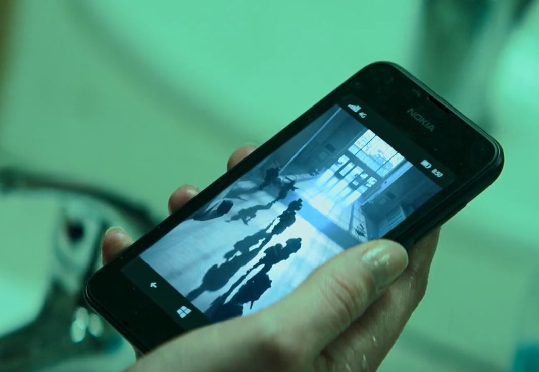 Dien thoai Nokia chay Windows Phone xuat hien trong phim Black Widow hinh anh