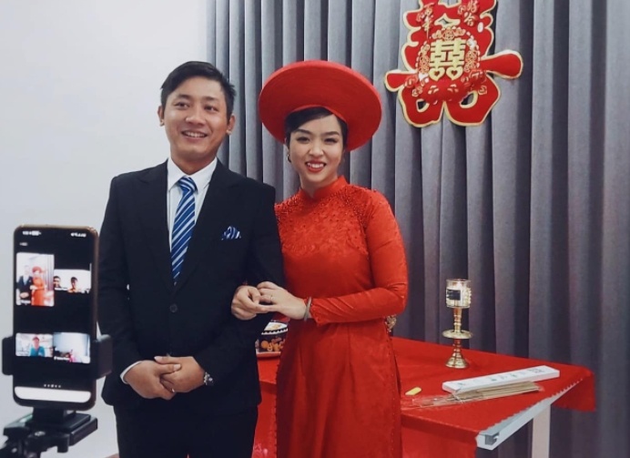 Doi ban tre to chuc dam cuoi online trong mua dich hinh anh