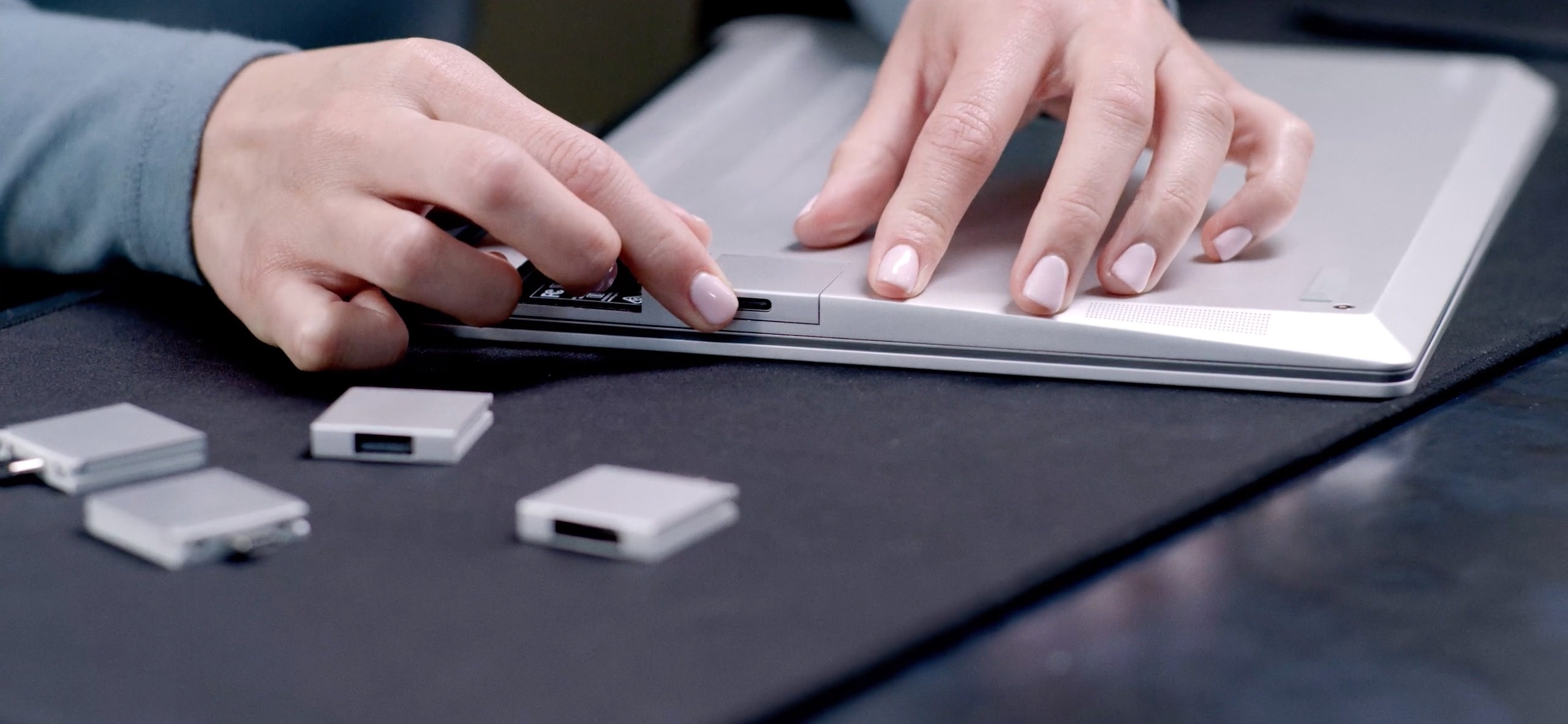 Chiec laptop co the thay the linh kien nhu may ban hinh anh