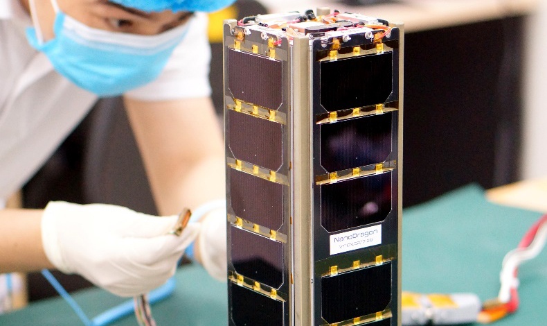 Viet Nam sap phong ve tinh NanoDragon len quy dao hinh anh