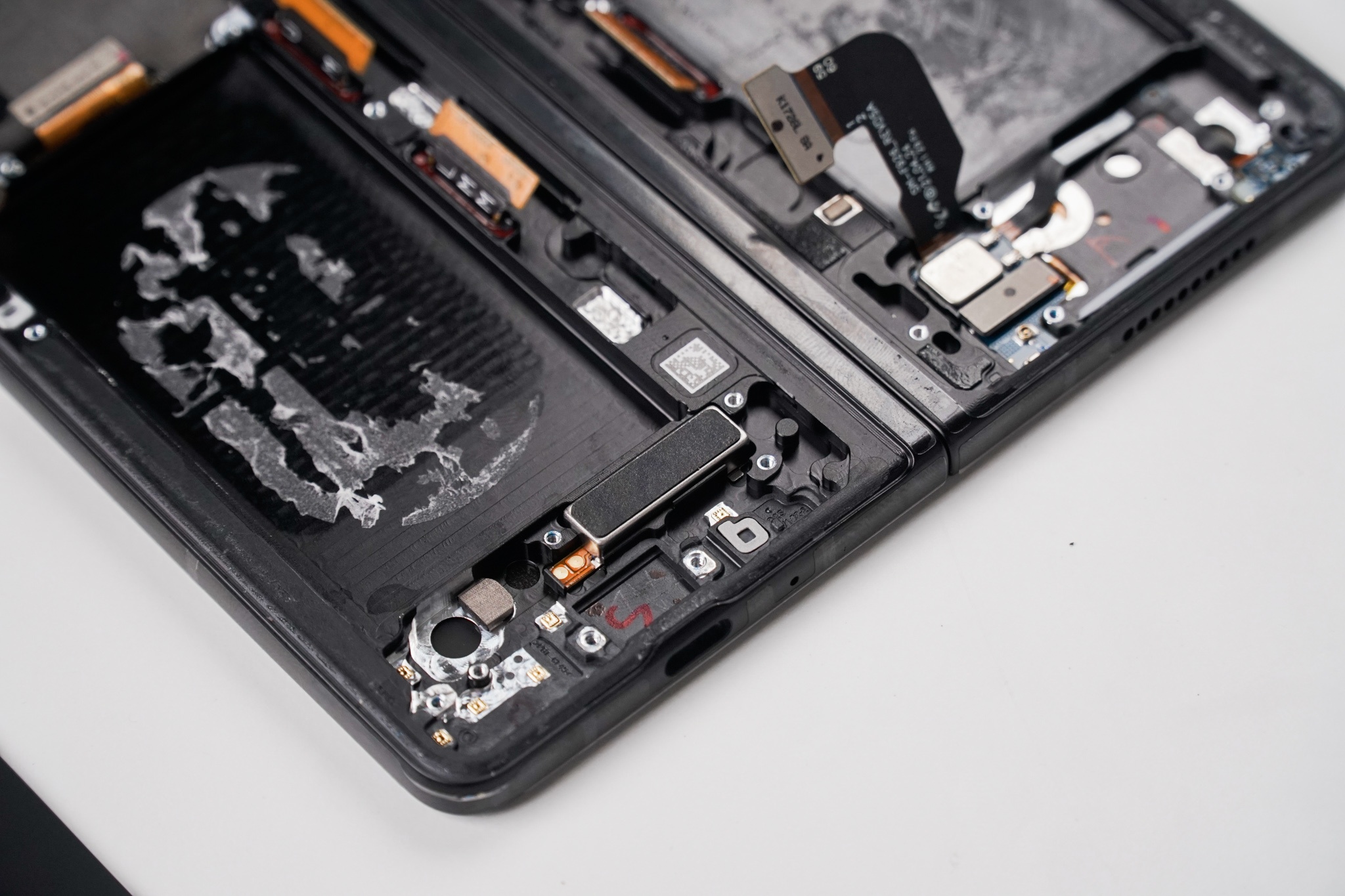 linh kien ben trong z fold3 anh 16