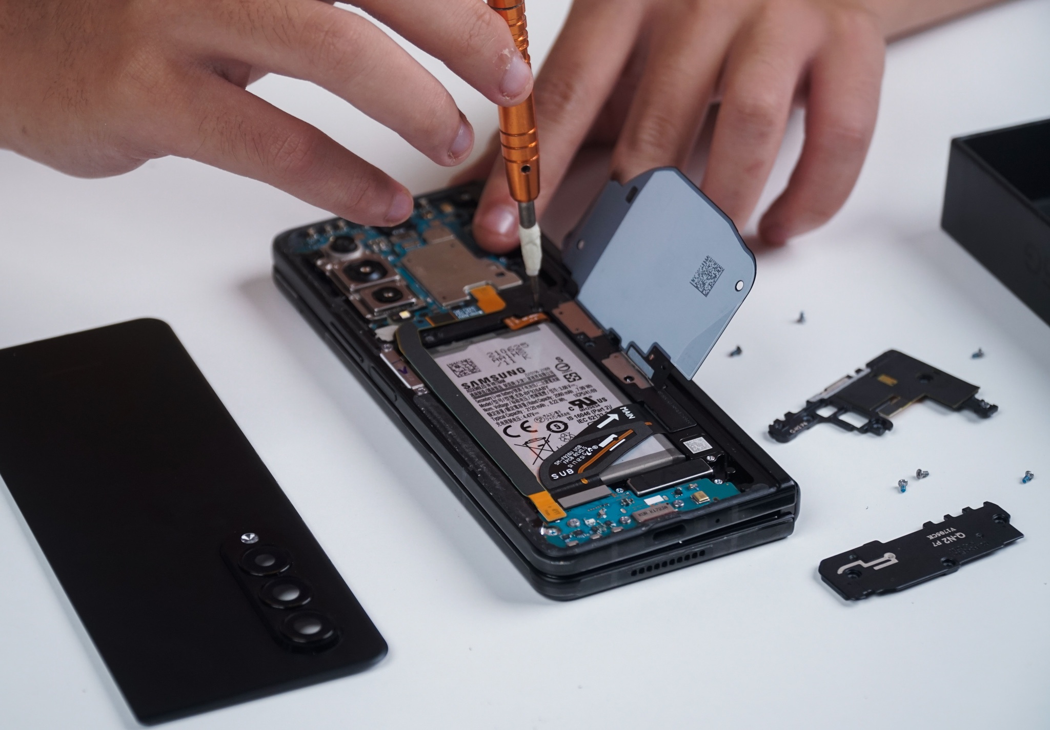 Cach bo tri linh kien ben trong Galaxy Z Fold3 hinh anh