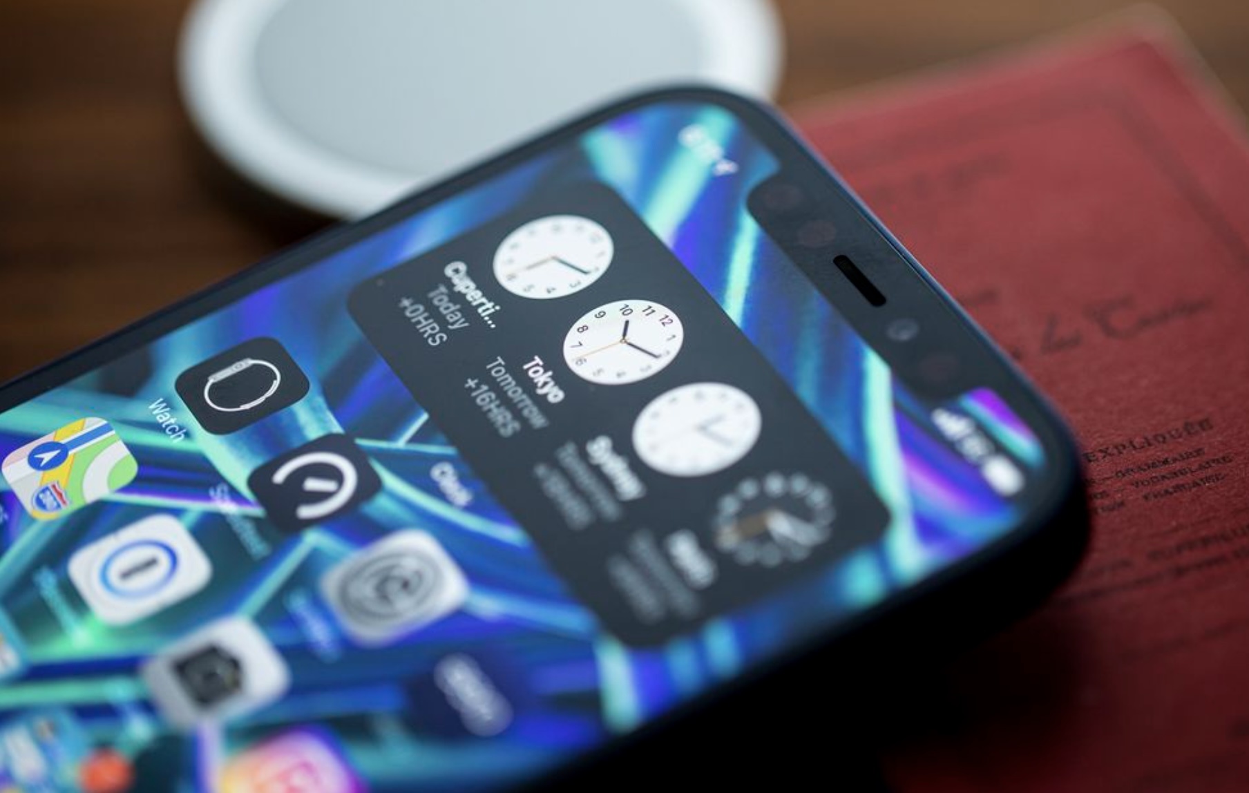 Nhieu dai ly o Viet Nam ngung nhan dat coc iPhone 13, hoan tien khach hinh anh