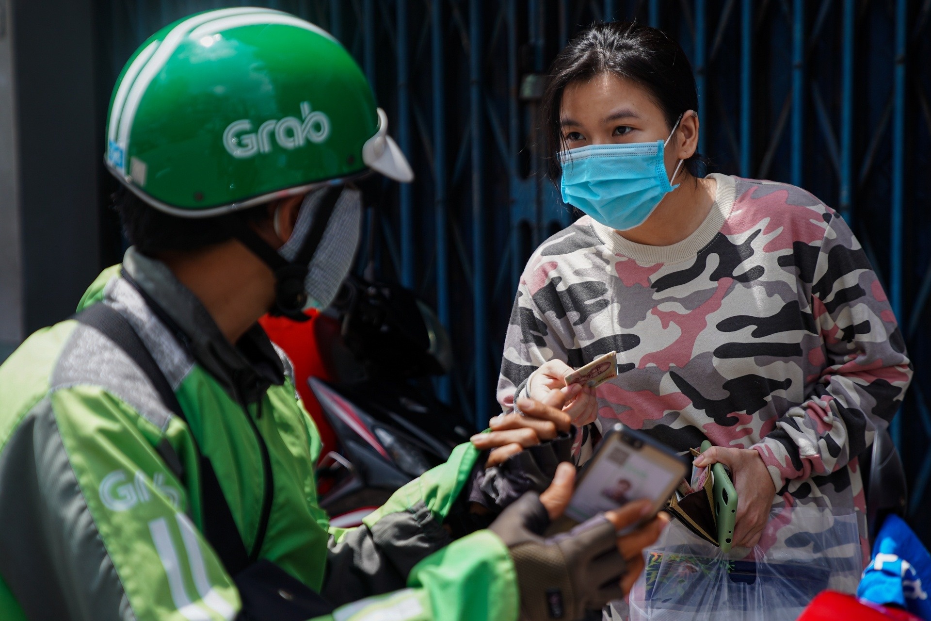 Mua iPhone qua mang o TP.HCM, nguoi nhan tra ship den 700.000 dong hinh anh