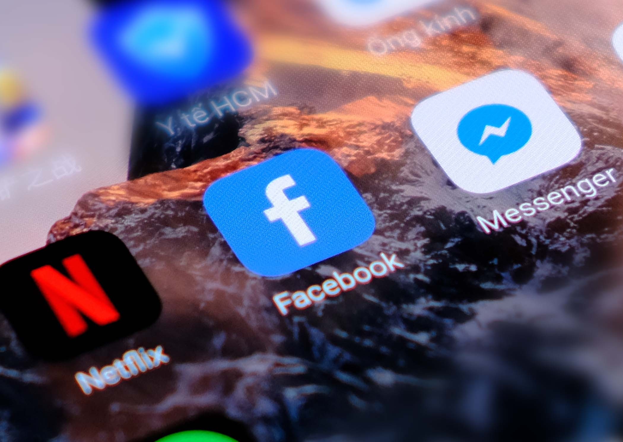 Nhieu tai khoan Facebook o Viet Nam bi khoa vinh vien hinh anh