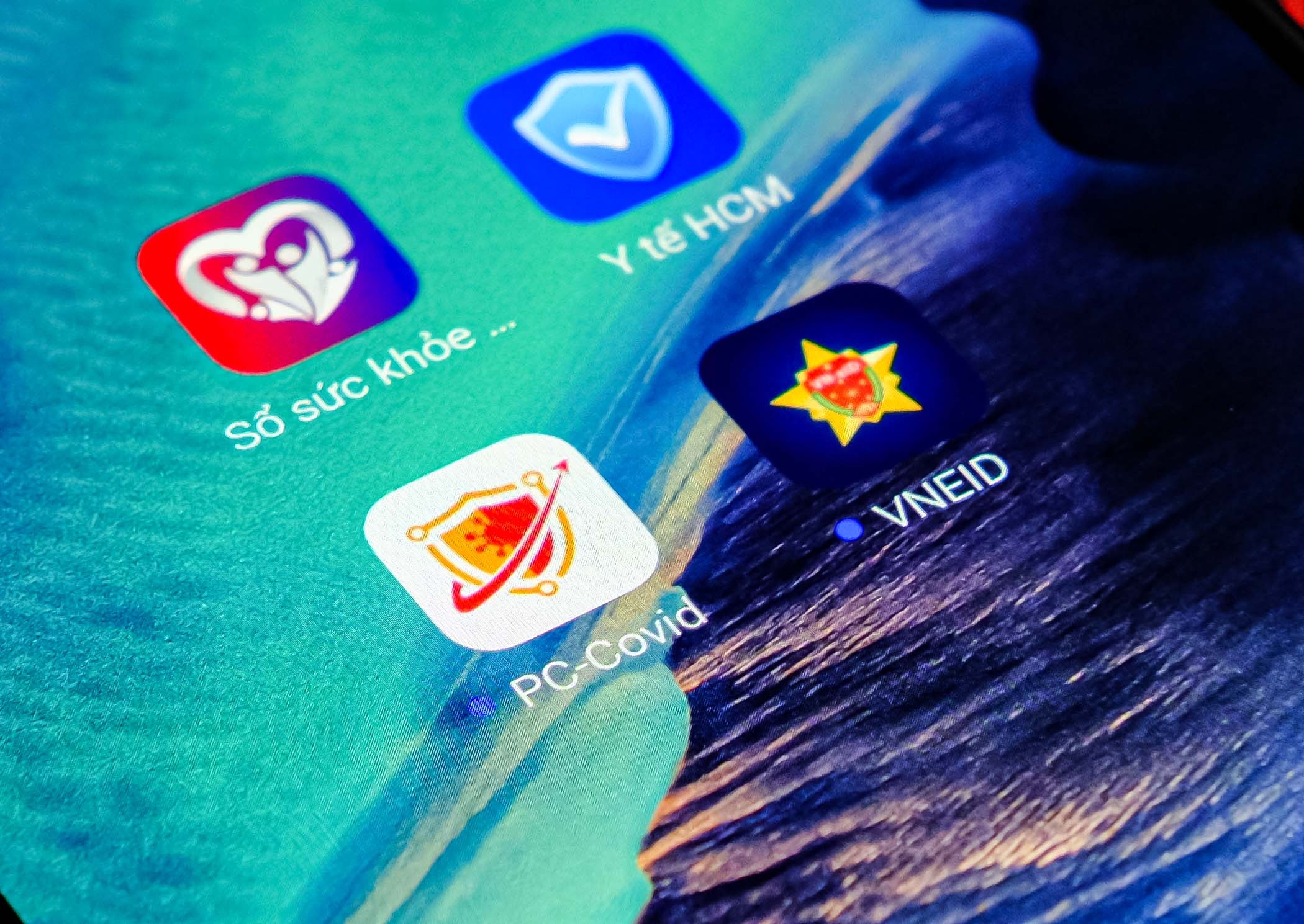 TP.HCM sap mo cua tro lai, cac app chong dich van con van de hinh anh