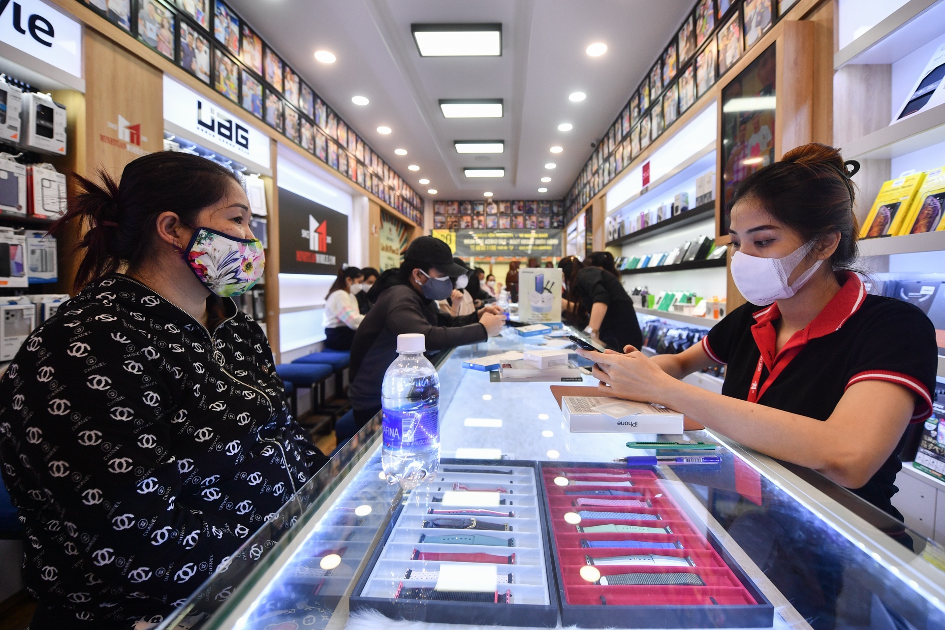 Chuoi ban dien thoai, laptop tang truong 150% sau gian cach hinh anh