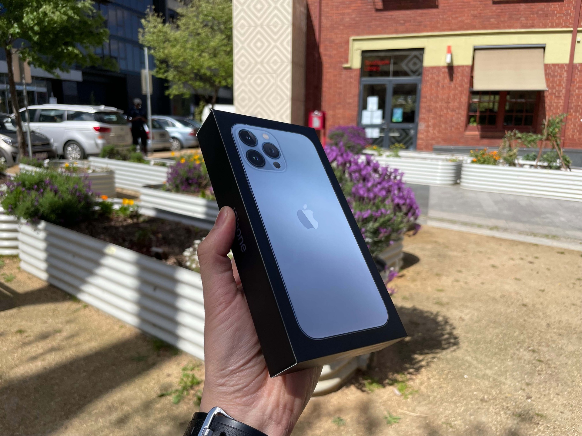 Khach mua iPhone 13 chinh hang phai kich hoat may tai cua hang hinh anh