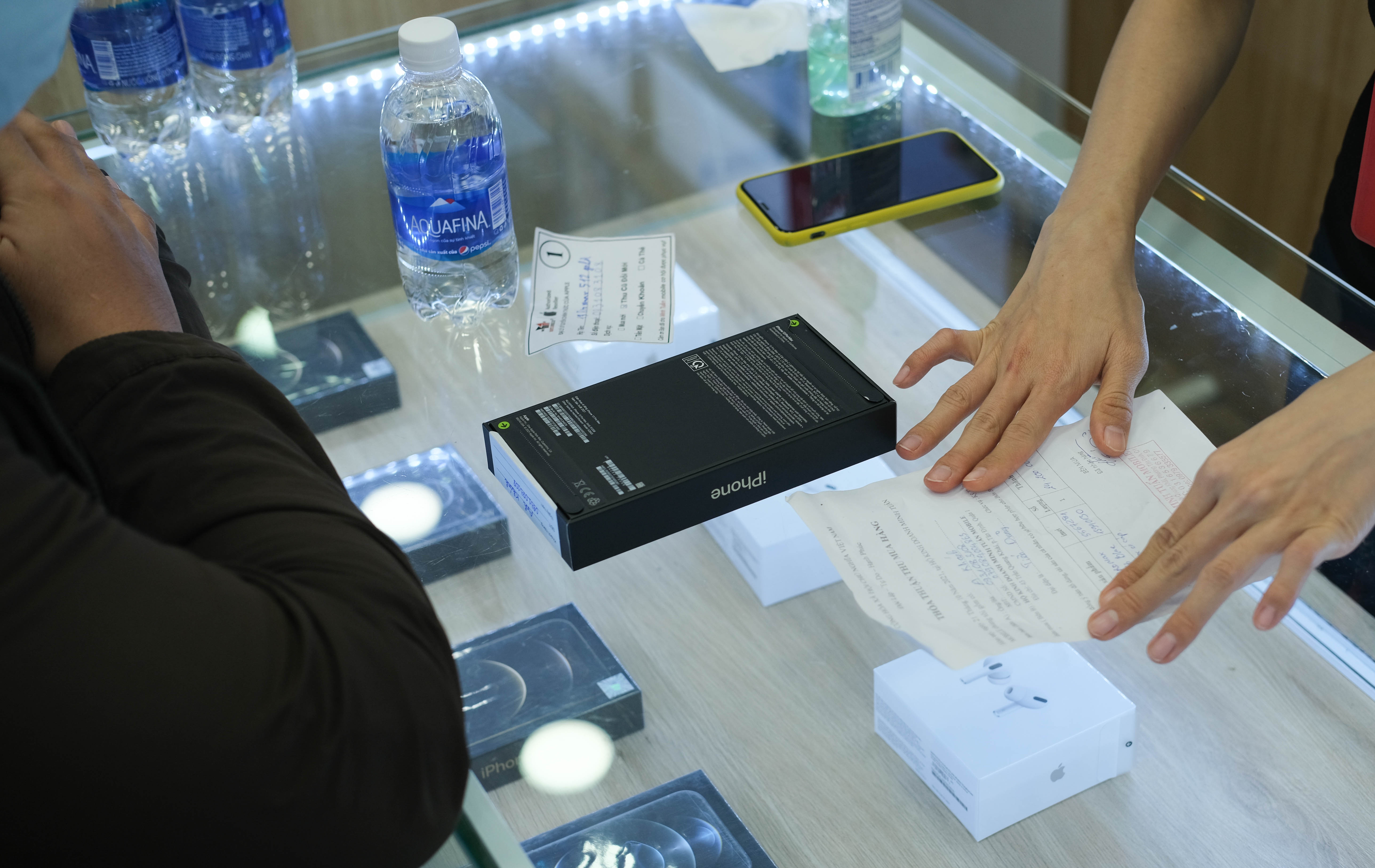 Loan chinh sach bao hanh iPhone chinh hang tai Viet Nam anh 2