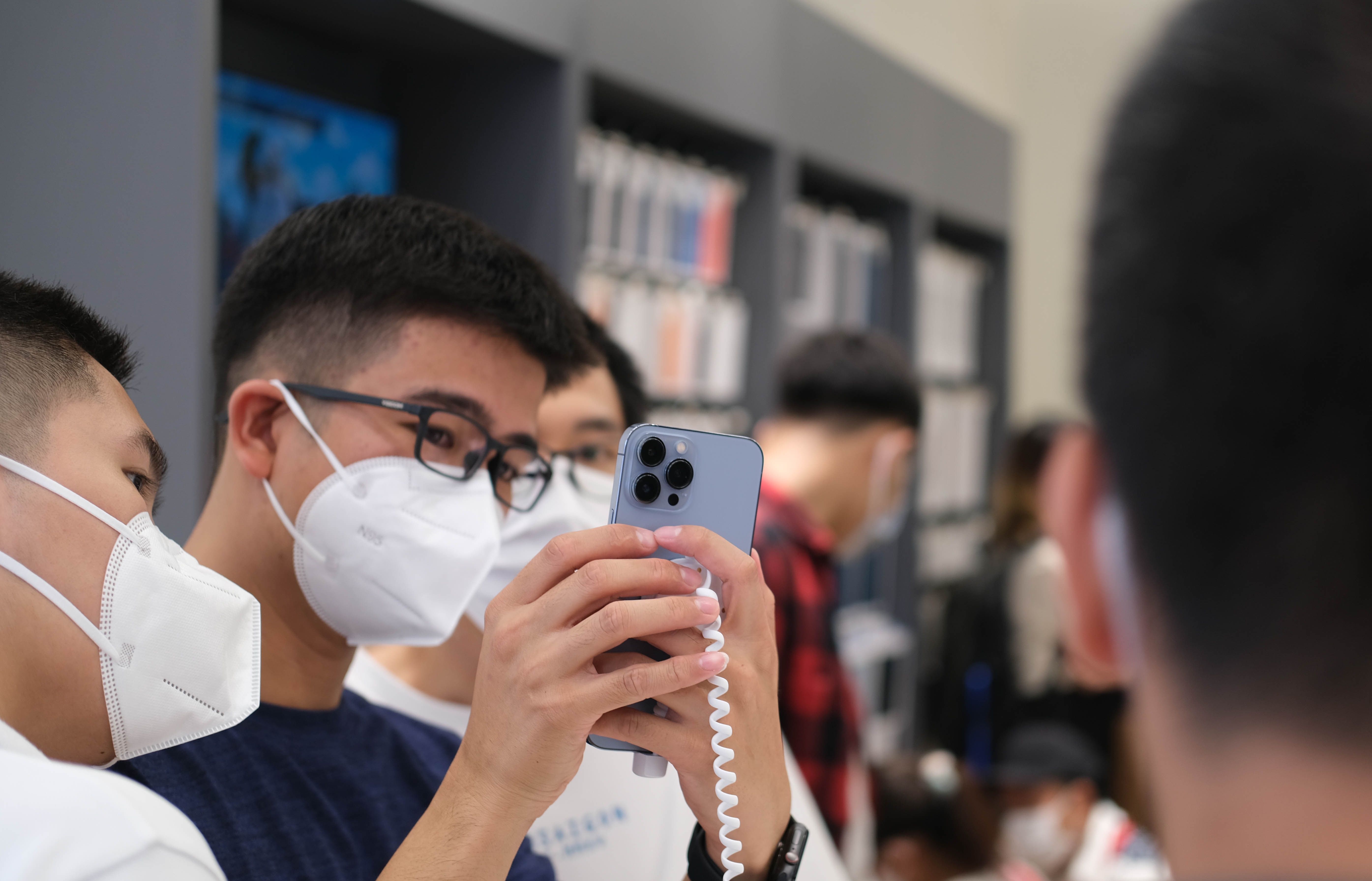 Khong con iPhone 13 xach tay, dai ly chinh hang thang lon hinh anh