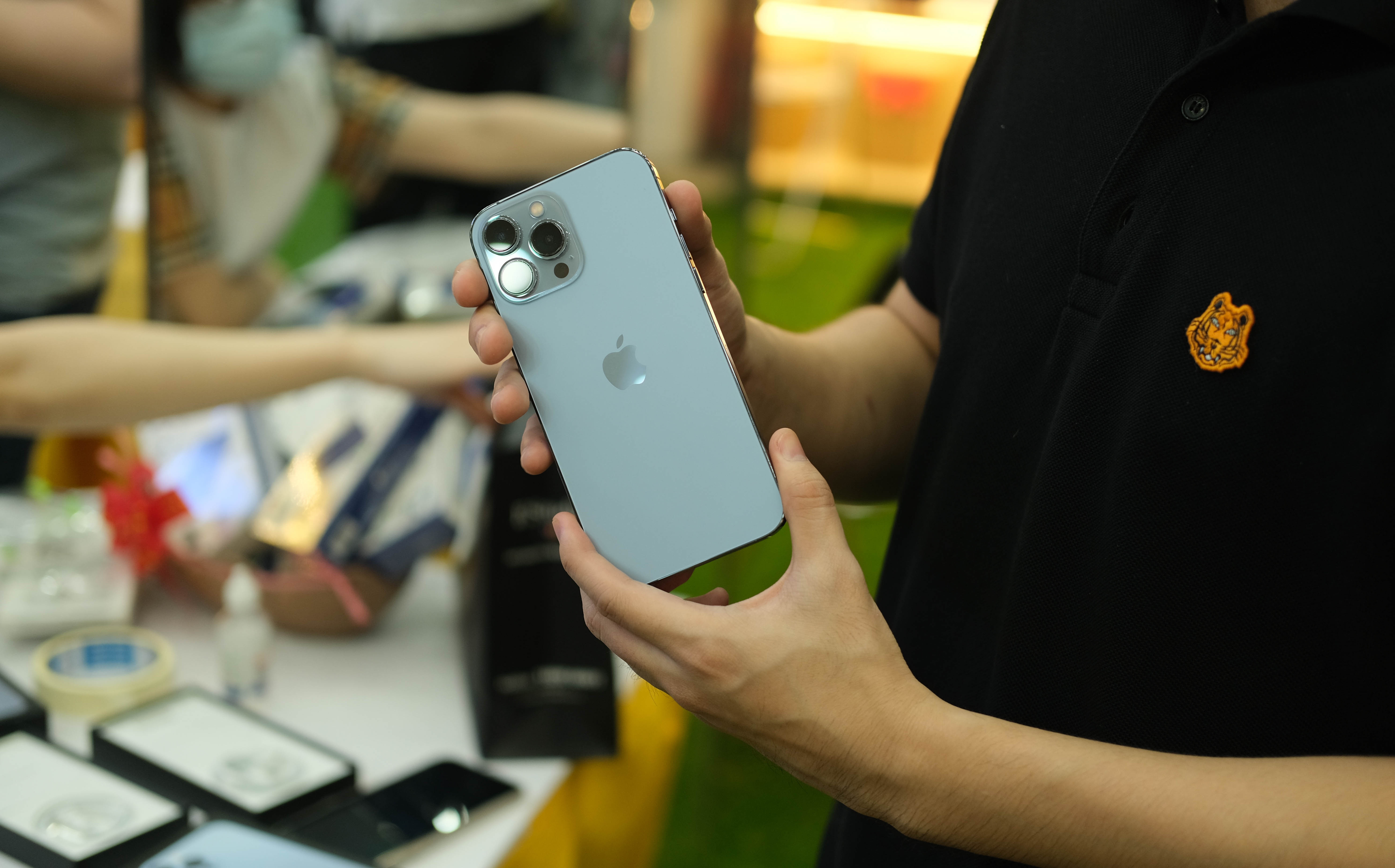 Huy coc iPhone 13, khach hang van nhan tin kich hoat may tu dai ly hinh anh