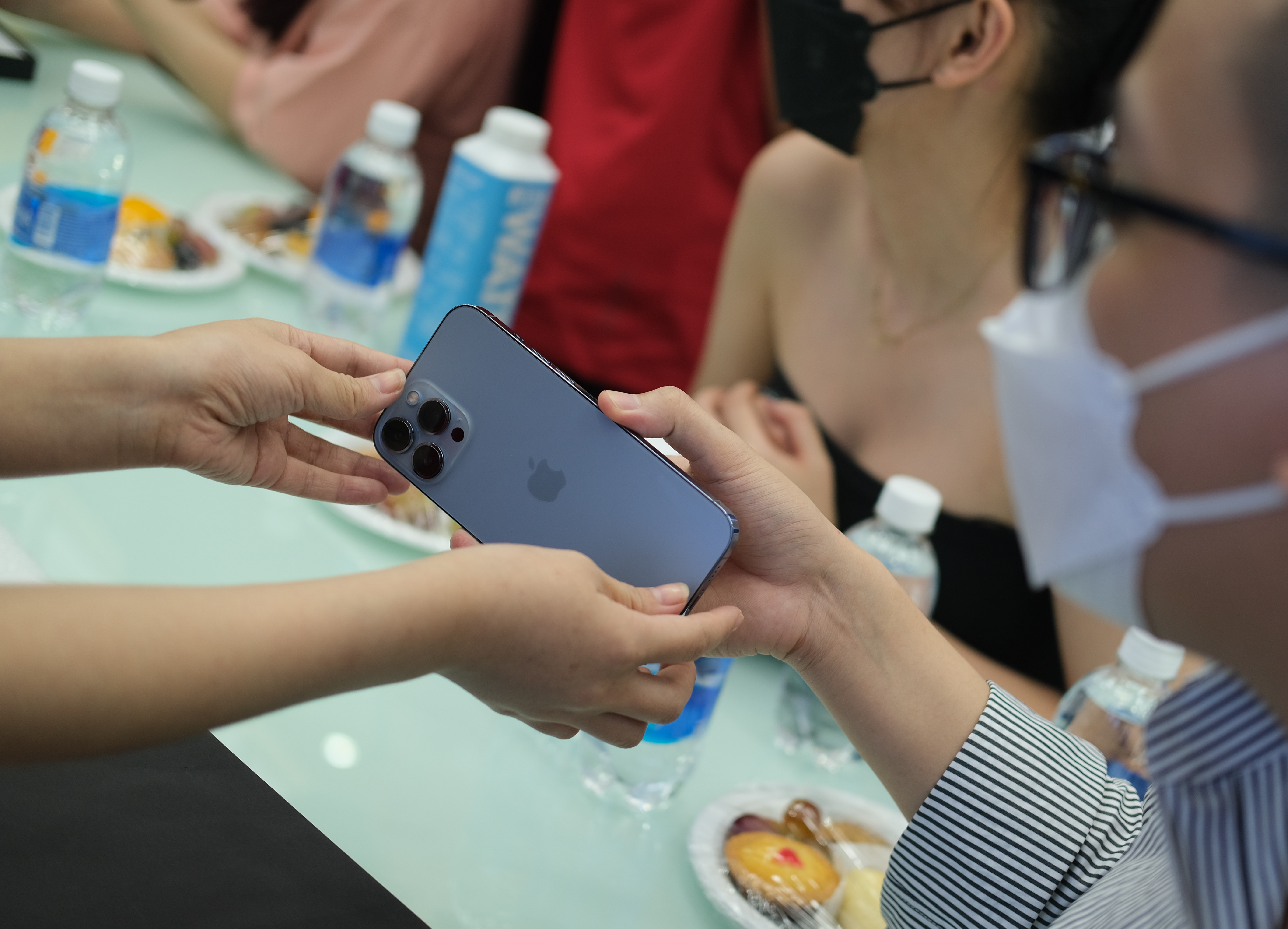 Ban lai moi chiec iPhone 13 thu loi 2-5 trieu dong anh 3