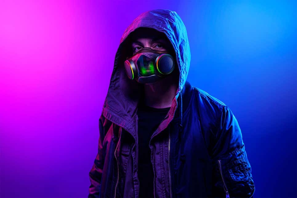 Khau trang RGB danh cho game thu, gia 100 USD hinh anh