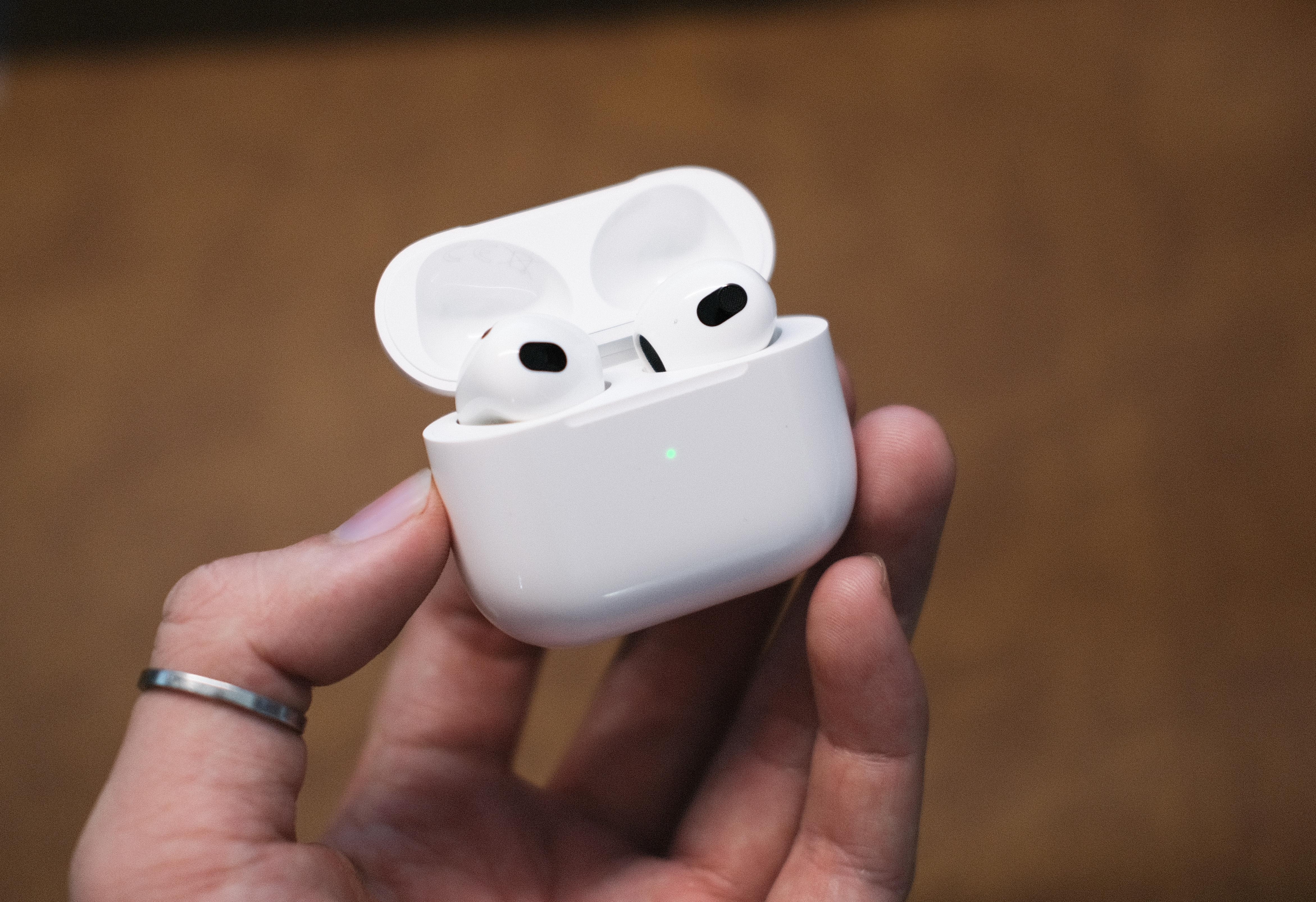 Chi tiet tai nghe AirPods 3: Deo thoai mai, gia 6,5 trieu dong hinh anh