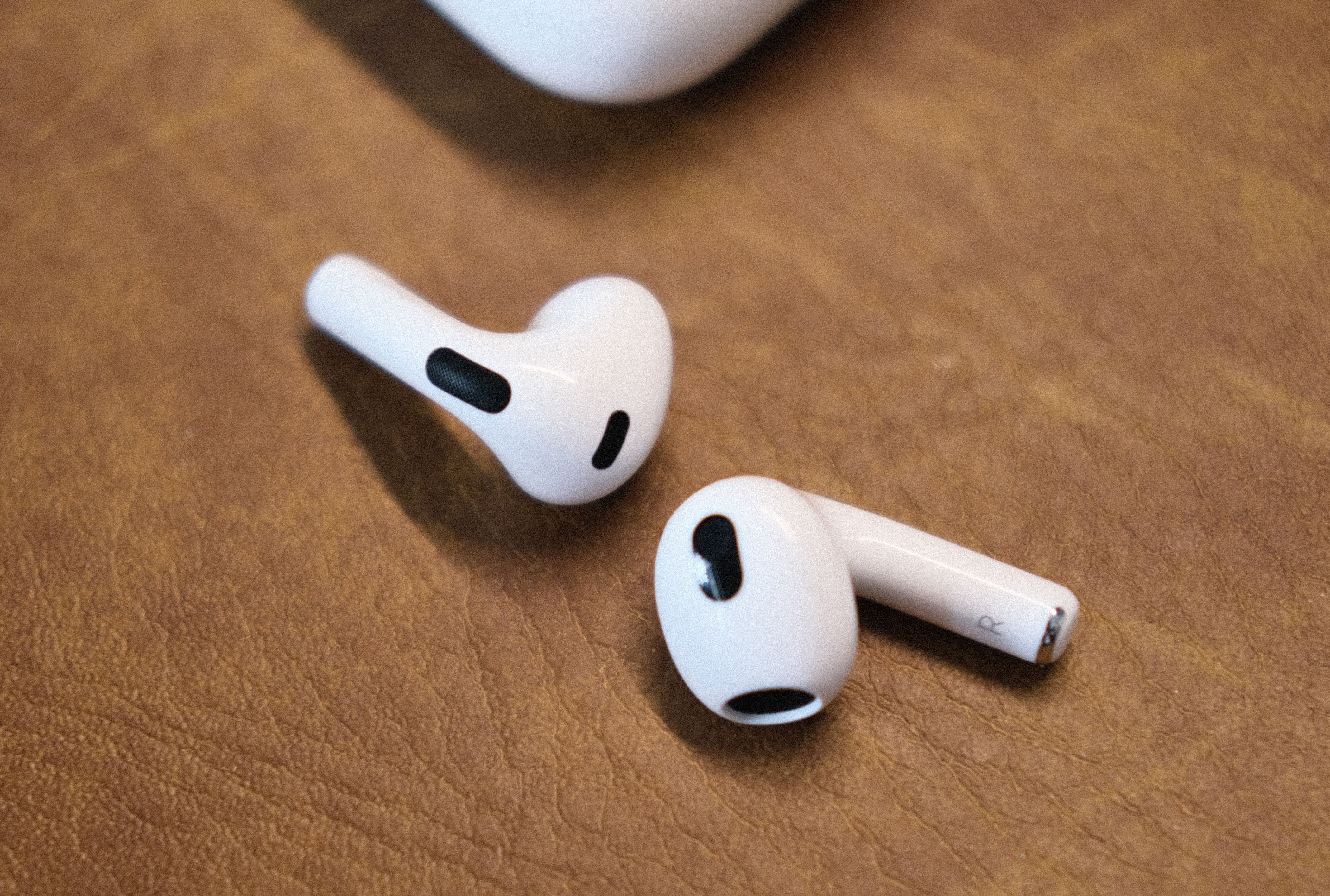 Trai nghiem AirPods 3: cam giac deo thoai mai,  gia 6, 5 trieu dong anh 4