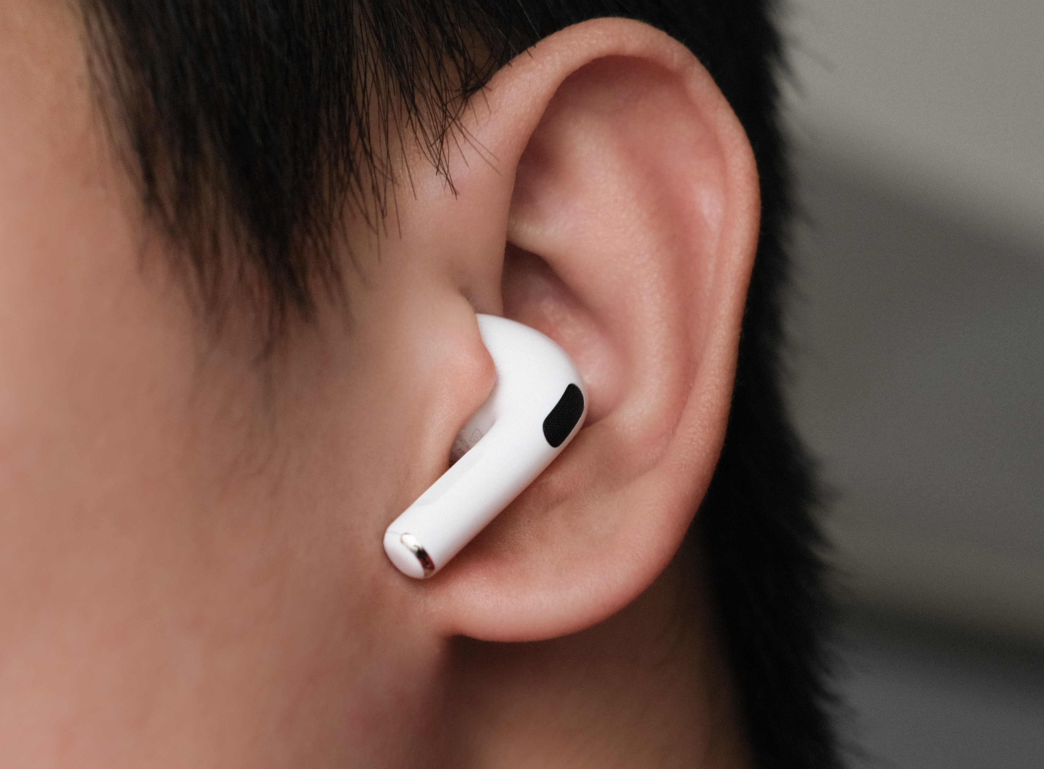 Trai nghiem AirPods 3: cam giac deo thoai mai,  gia 6, 5 trieu dong anh 6