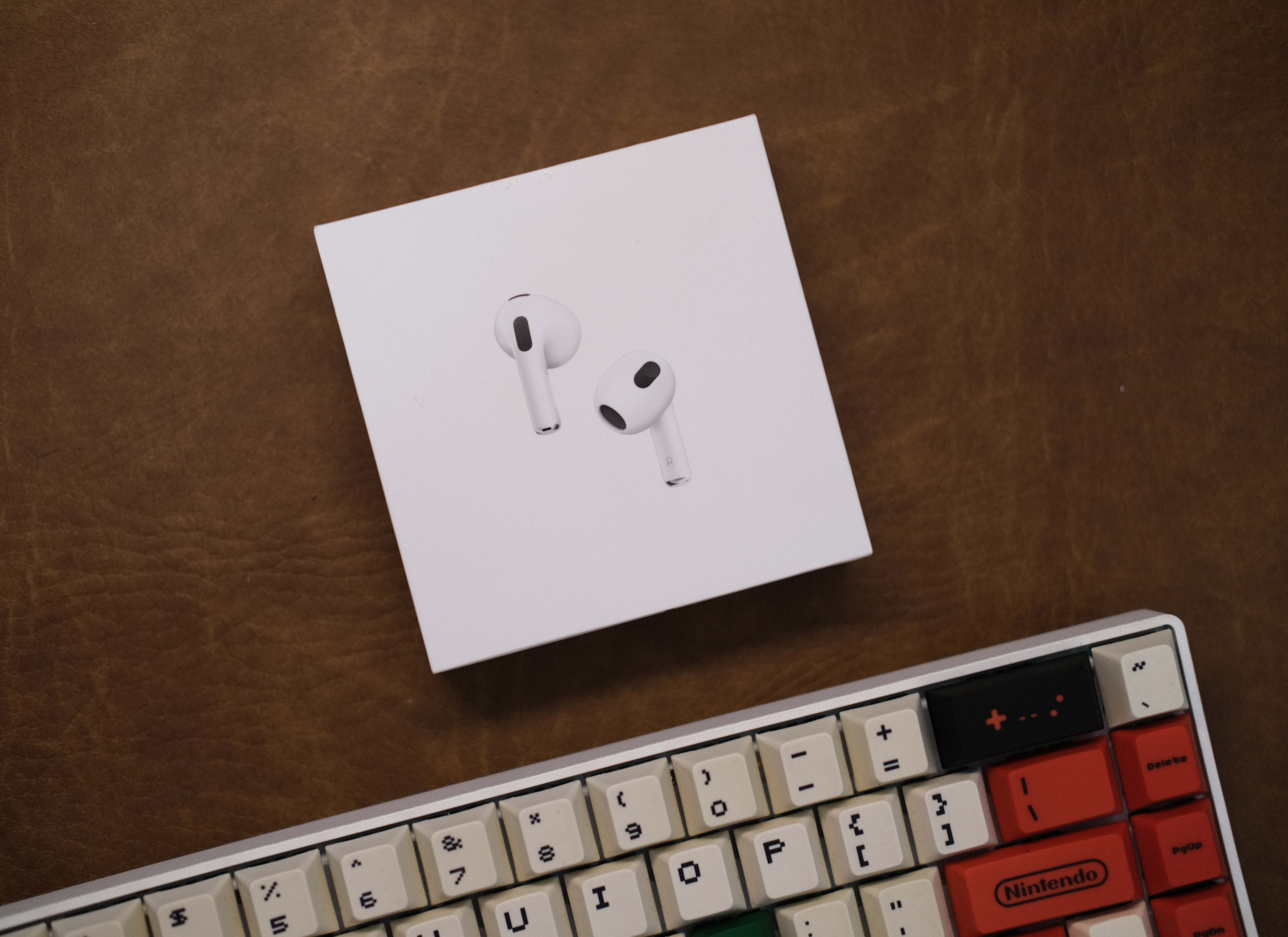 Trai nghiem AirPods 3: cam giac deo thoai mai,  gia 6, 5 trieu dong anh 1