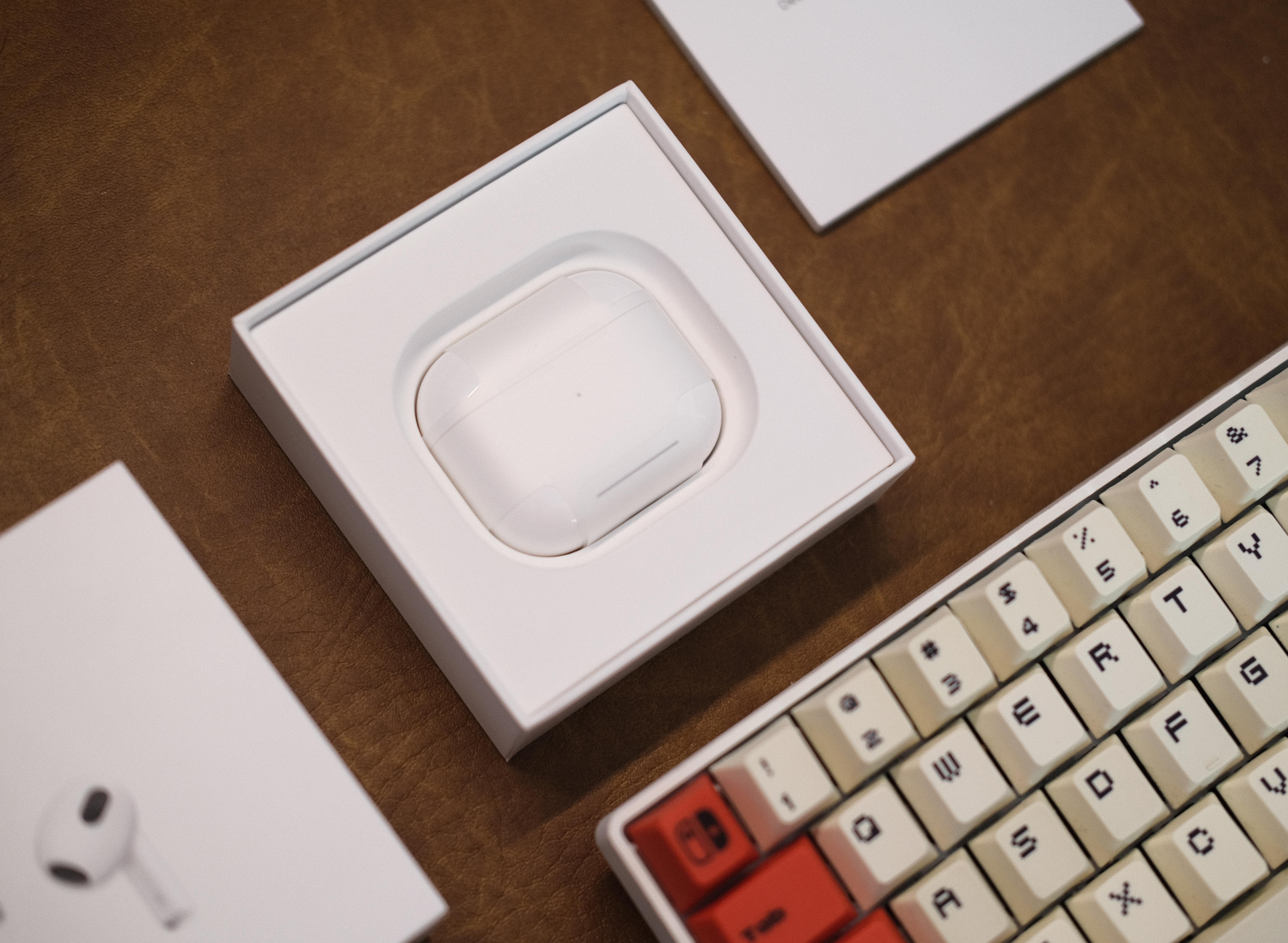 Trai nghiem AirPods 3: cam giac deo thoai mai,  gia 6, 5 trieu dong anh 3