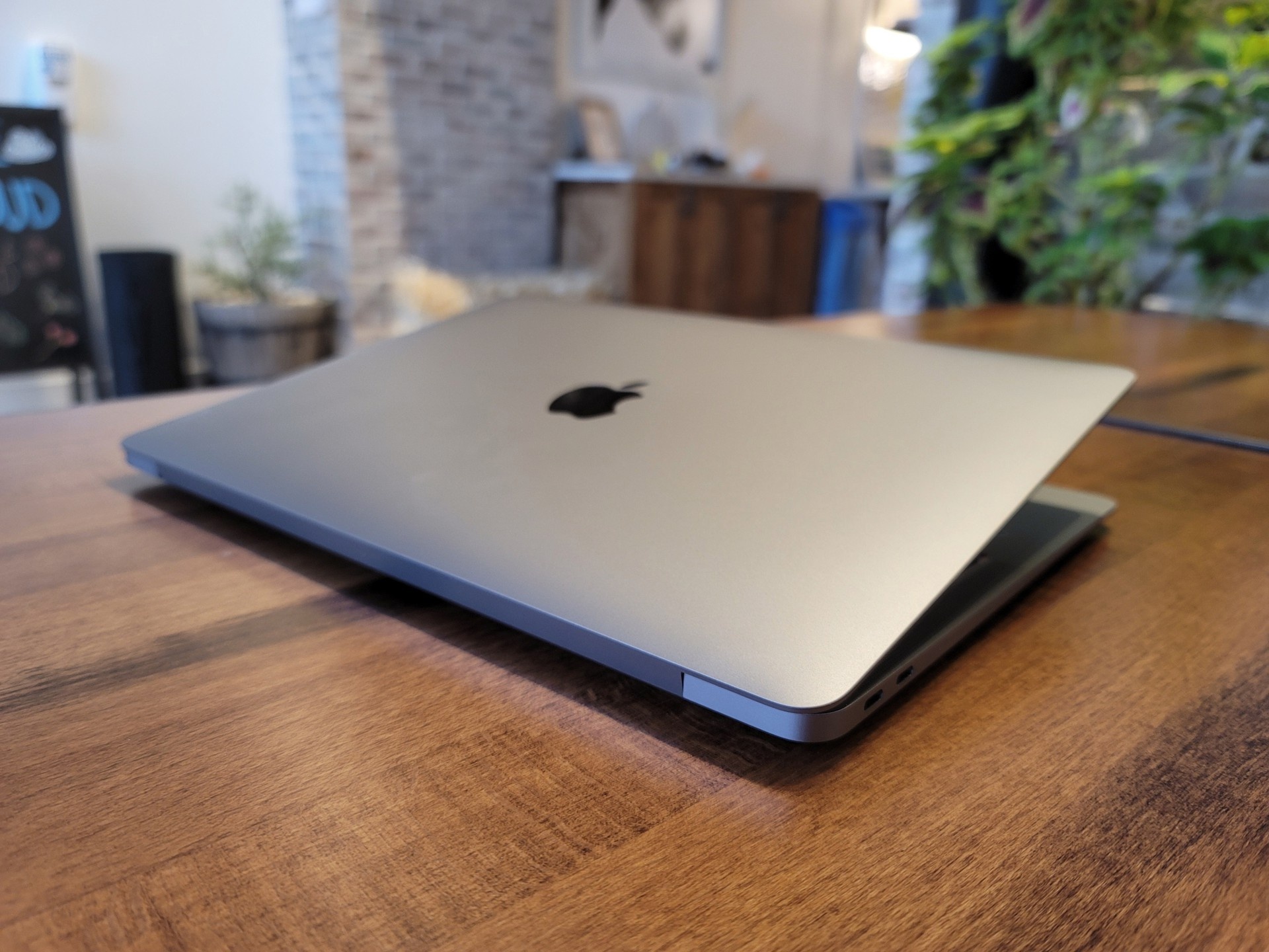 Dong MacBook M1 giup Apple thang lon tai Viet Nam anh 2