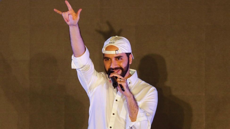 El Salvador ‘bat day’ them 100 BTC hinh anh