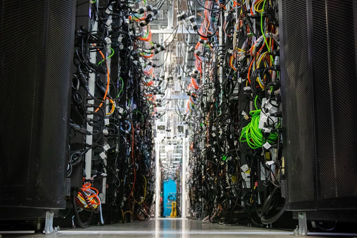 Ben trong nha kho bi mat cua Intel tai Costa Rica hinh anh