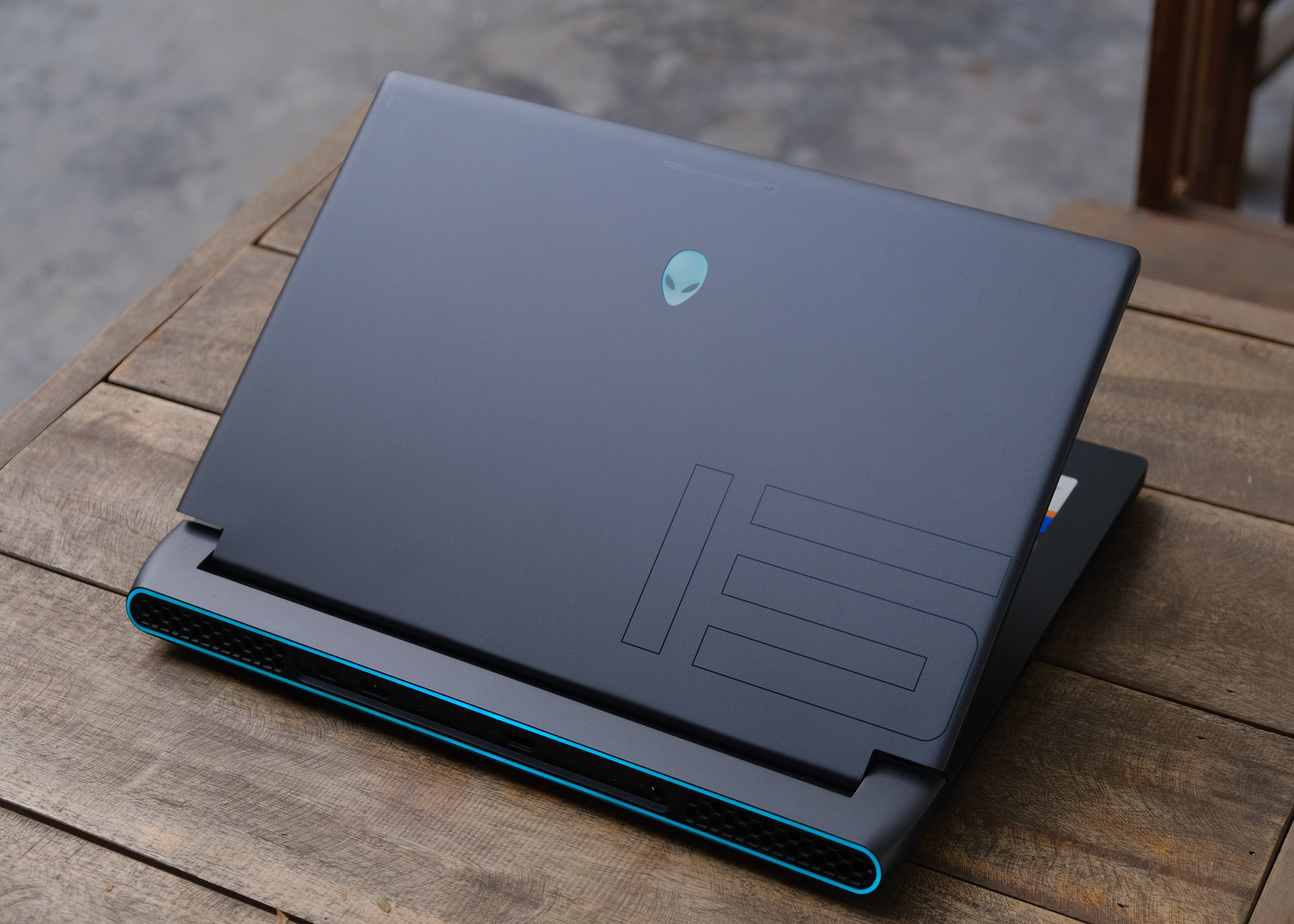 Danh gia Alienware M15 R6 - laptop gaming thiet ke tuong lai hinh anh