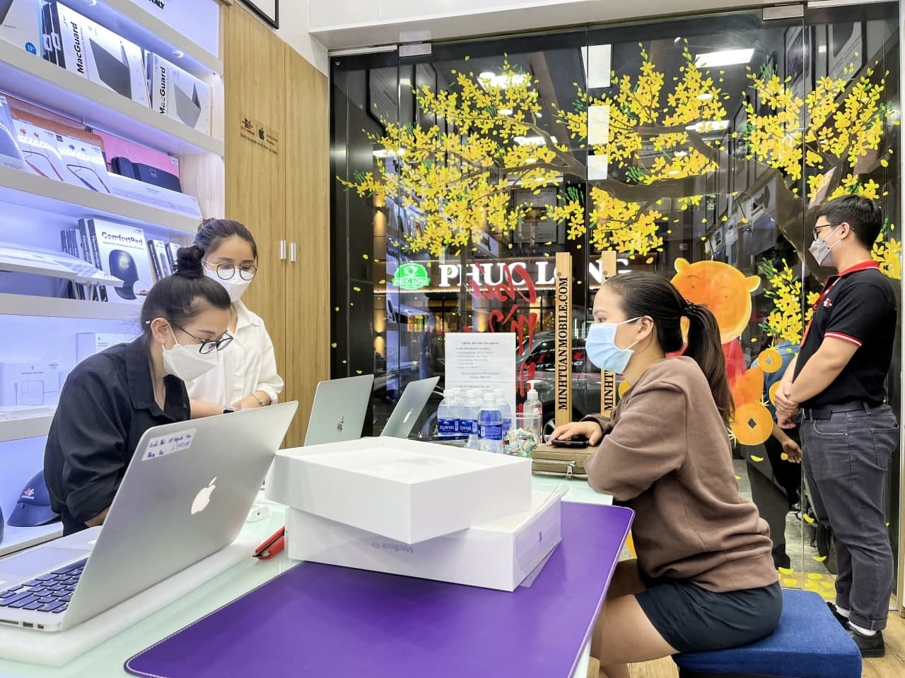 Khach hang khong ve que, nha ban le di dong ban xuyen Tet hinh anh