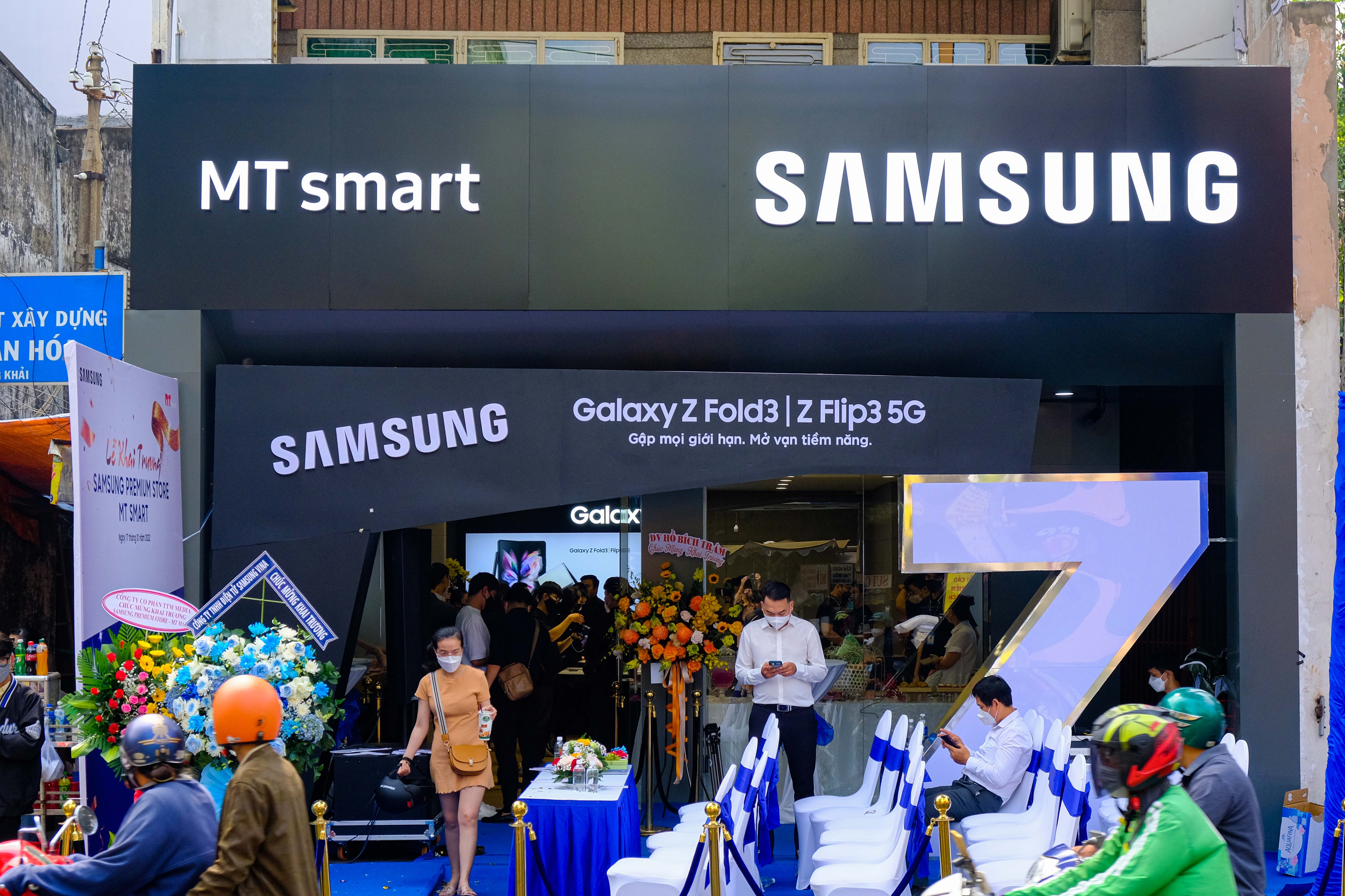 Ly do Apple, Samsung dua nhau mo cua hang rieng o Viet Nam hinh anh