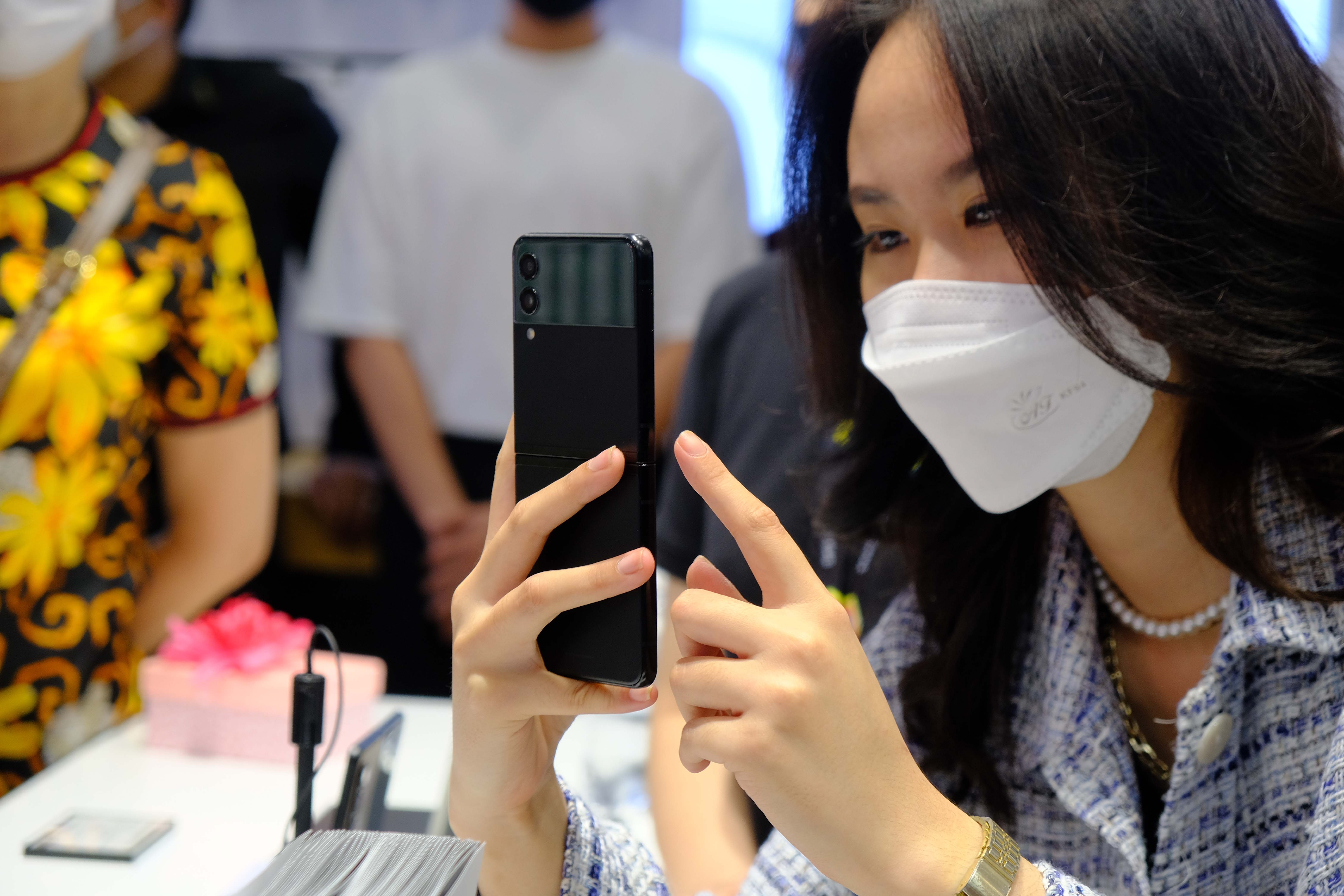 Apple,  Samsung thong linh thi phan smartphone cao cap Viet Nam anh 1