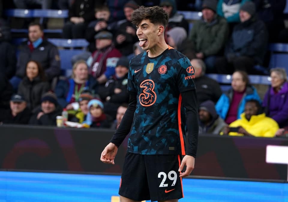 Nha mang nhan ‘bao’ 1 sao vi cat hop dong tai tro Chelsea hinh anh