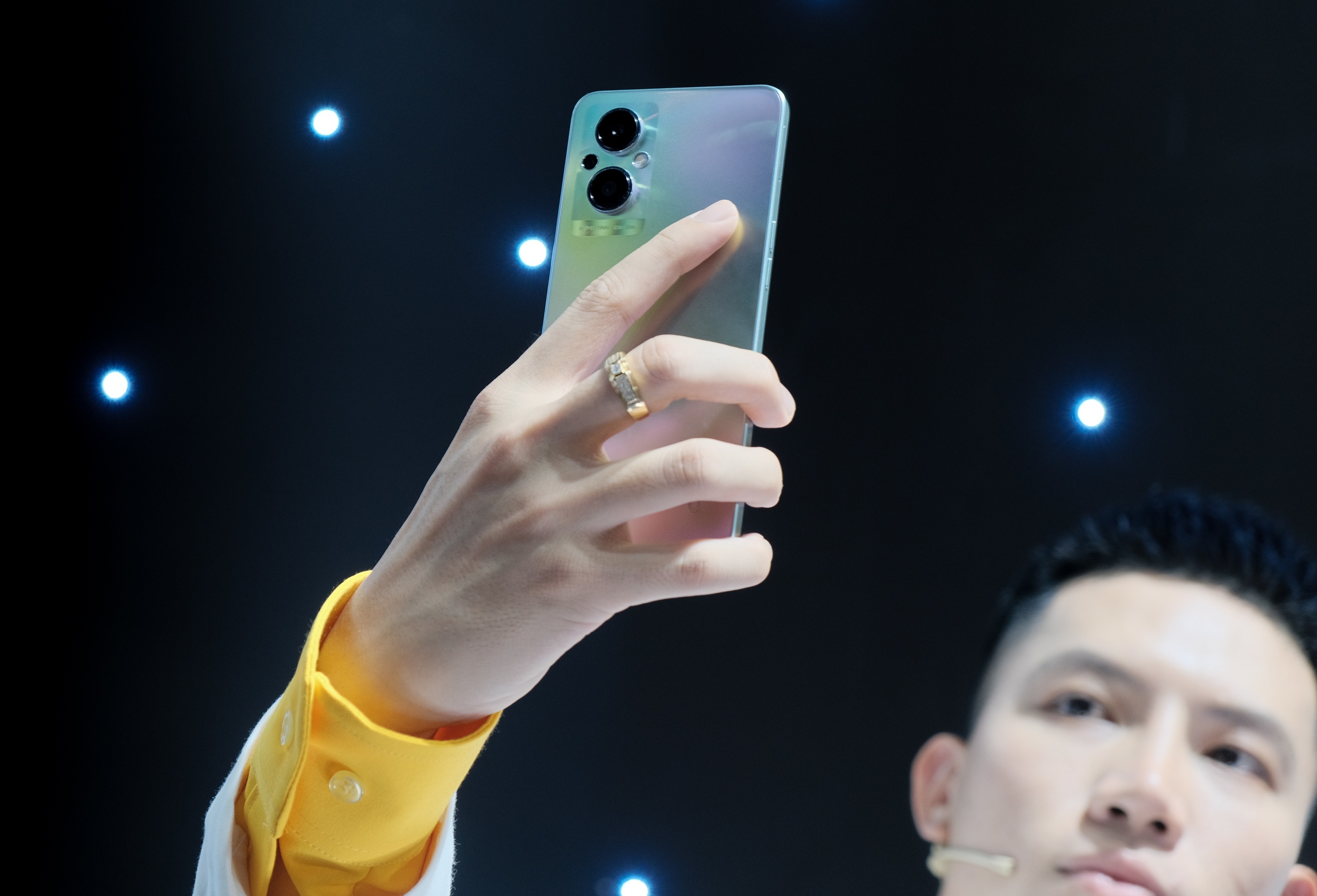 Oppo ra mat Reno7 gia tu 10,5 trieu dong, don dau Galaxy A moi hinh anh