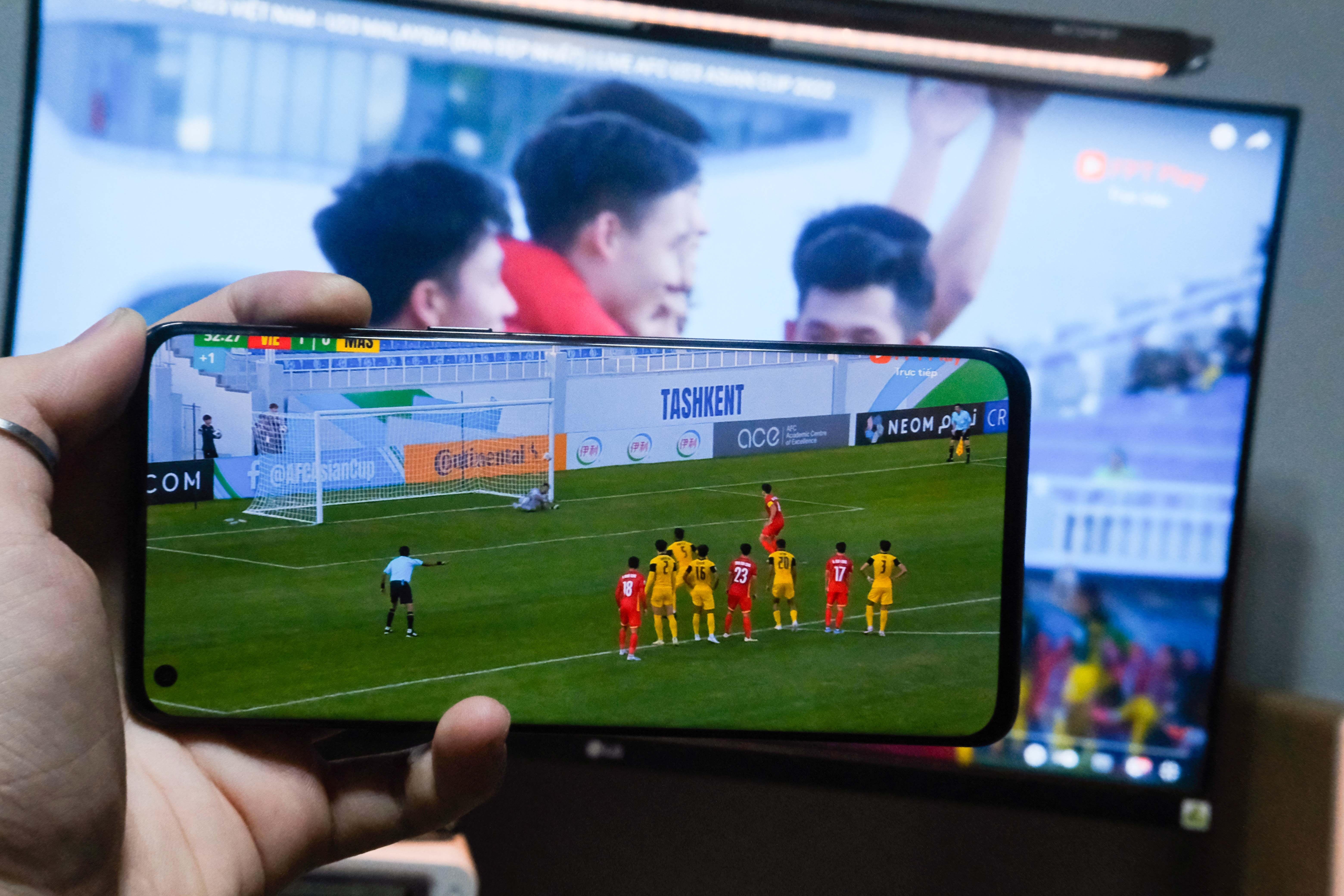 Xem bong da tren TV, chon cach nao de luon an mung som hon hang xom? hinh anh
