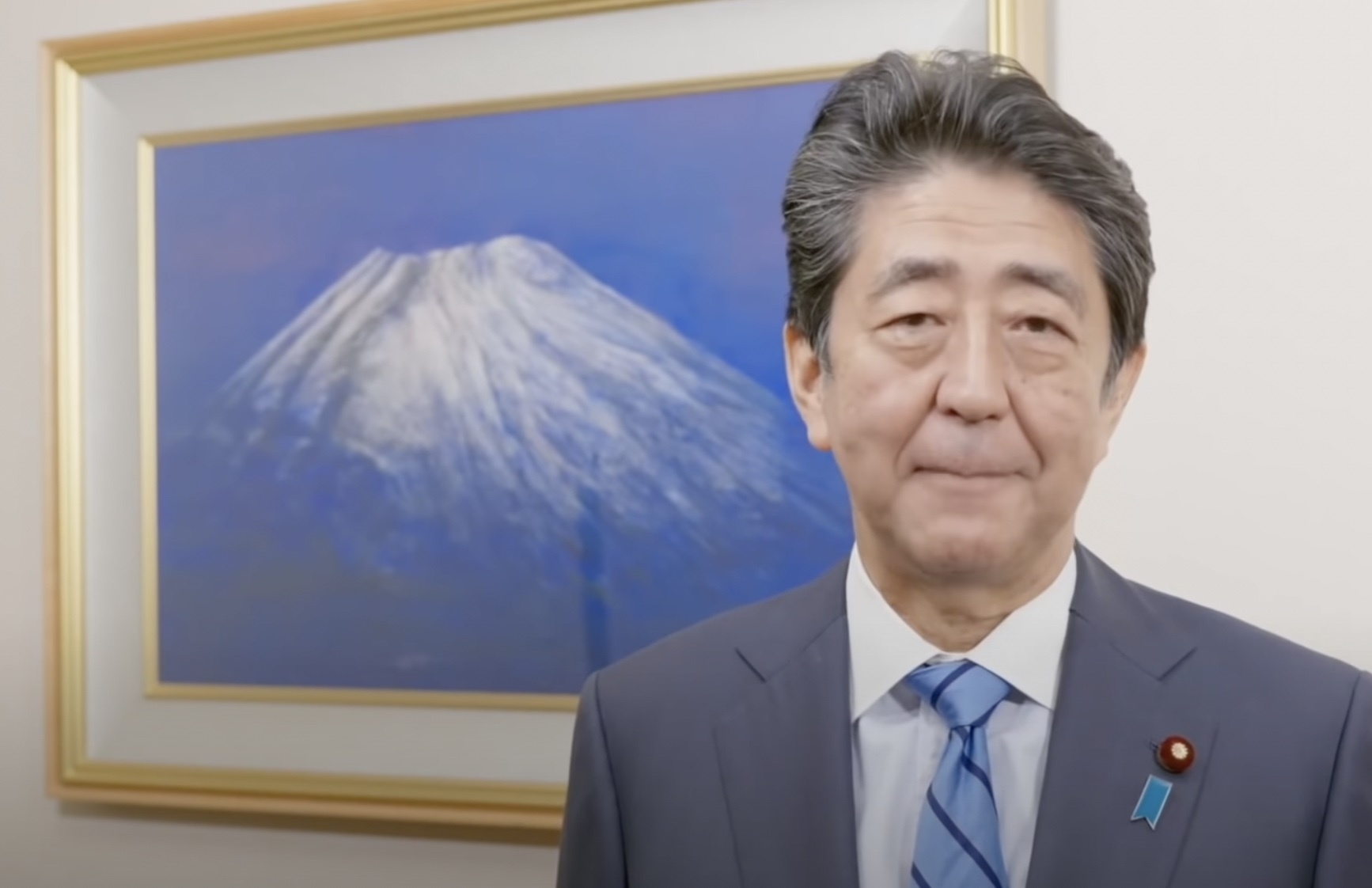 Hang trieu nguoi tim lai hinh anh cu cua ong Abe hinh anh