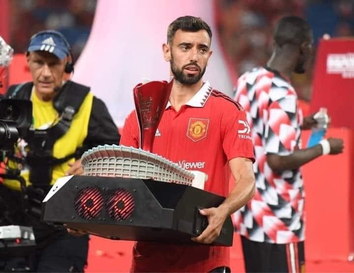 Chi tiet chiec cup Man Utd bo quen o Thai Lan hinh anh