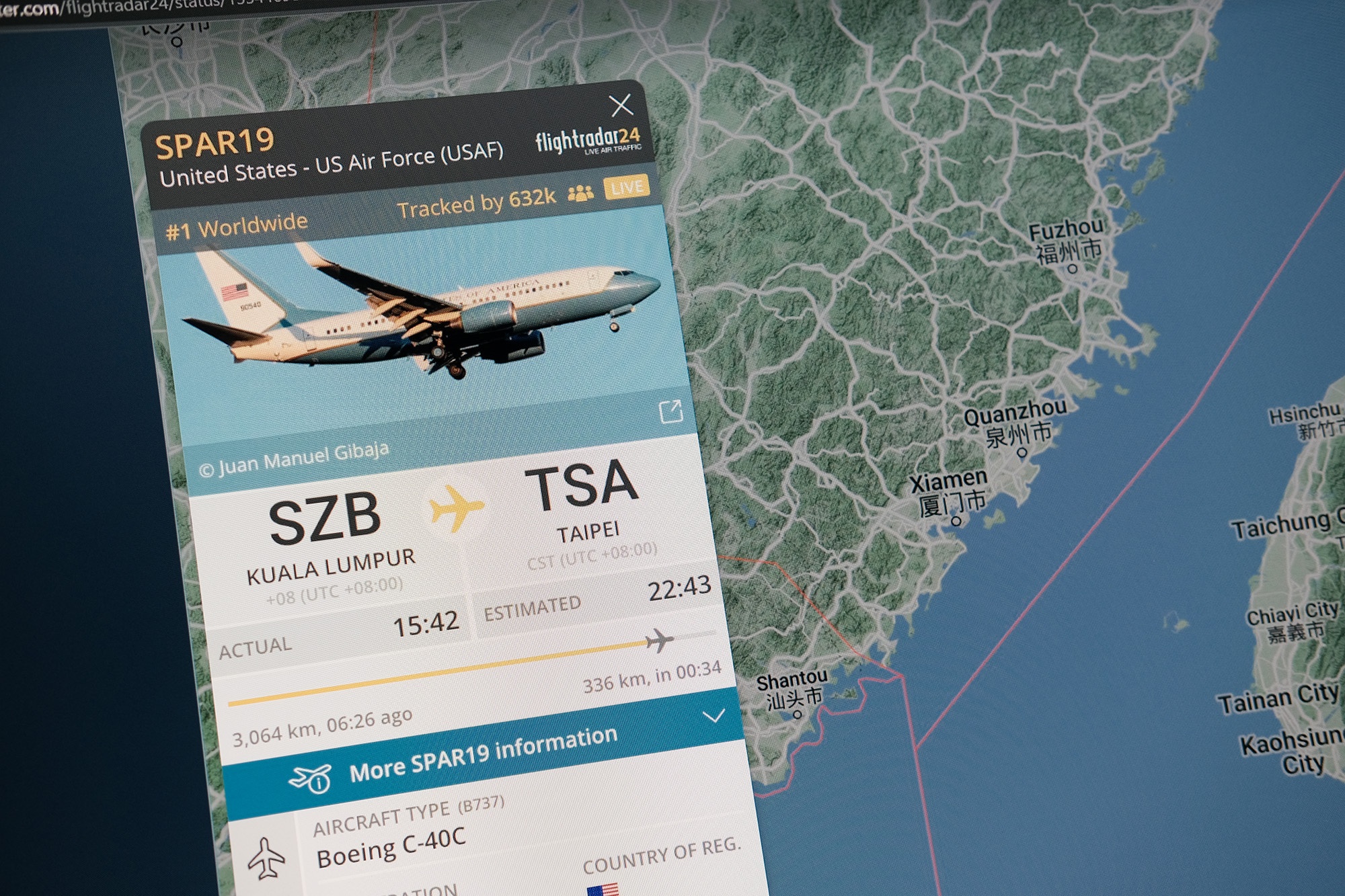 Web theo doi hang khong sap vi chuyen bay cua ba Pelosi hinh anh