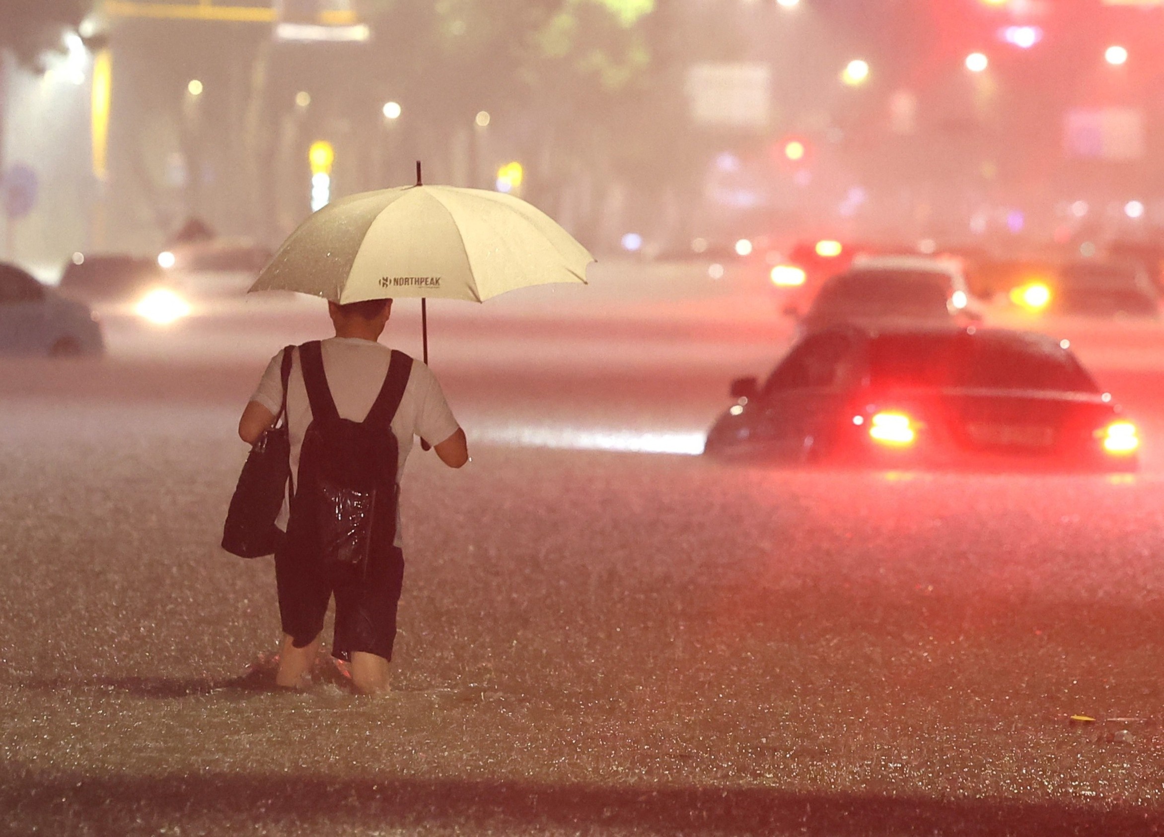 May chu Lien Minh Huyen Thoai sap sau tran lu o Han Quoc hinh anh