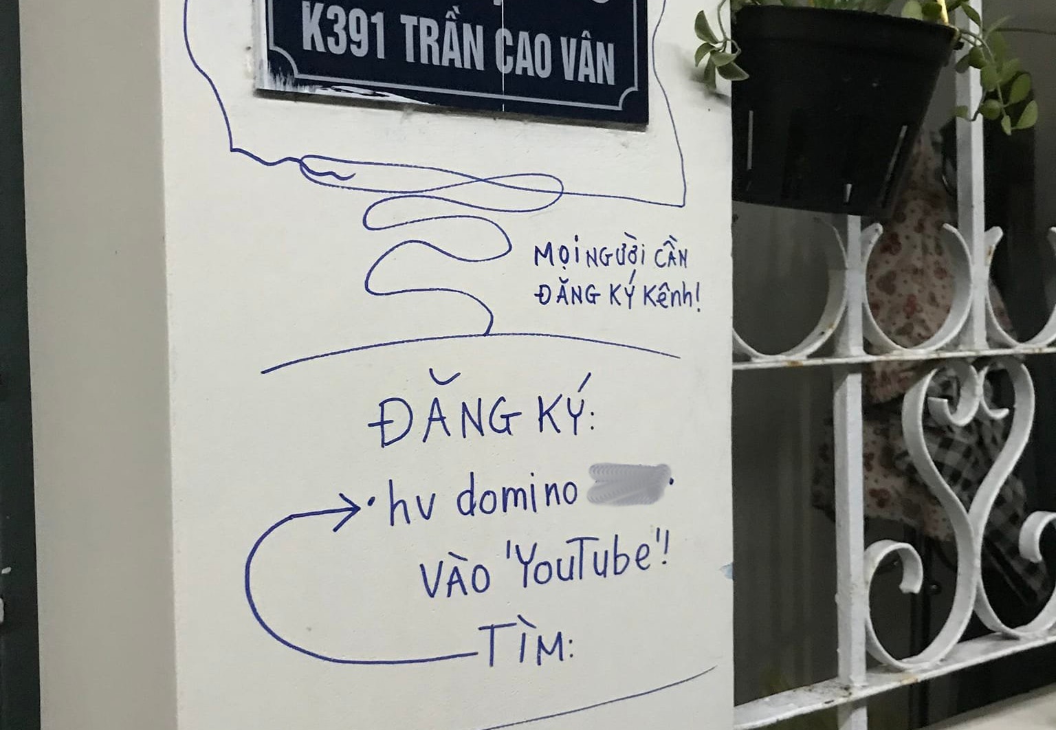 Do keo o khoa, ve bay len tuong de keu goi dang ky kenh YouTube hinh anh