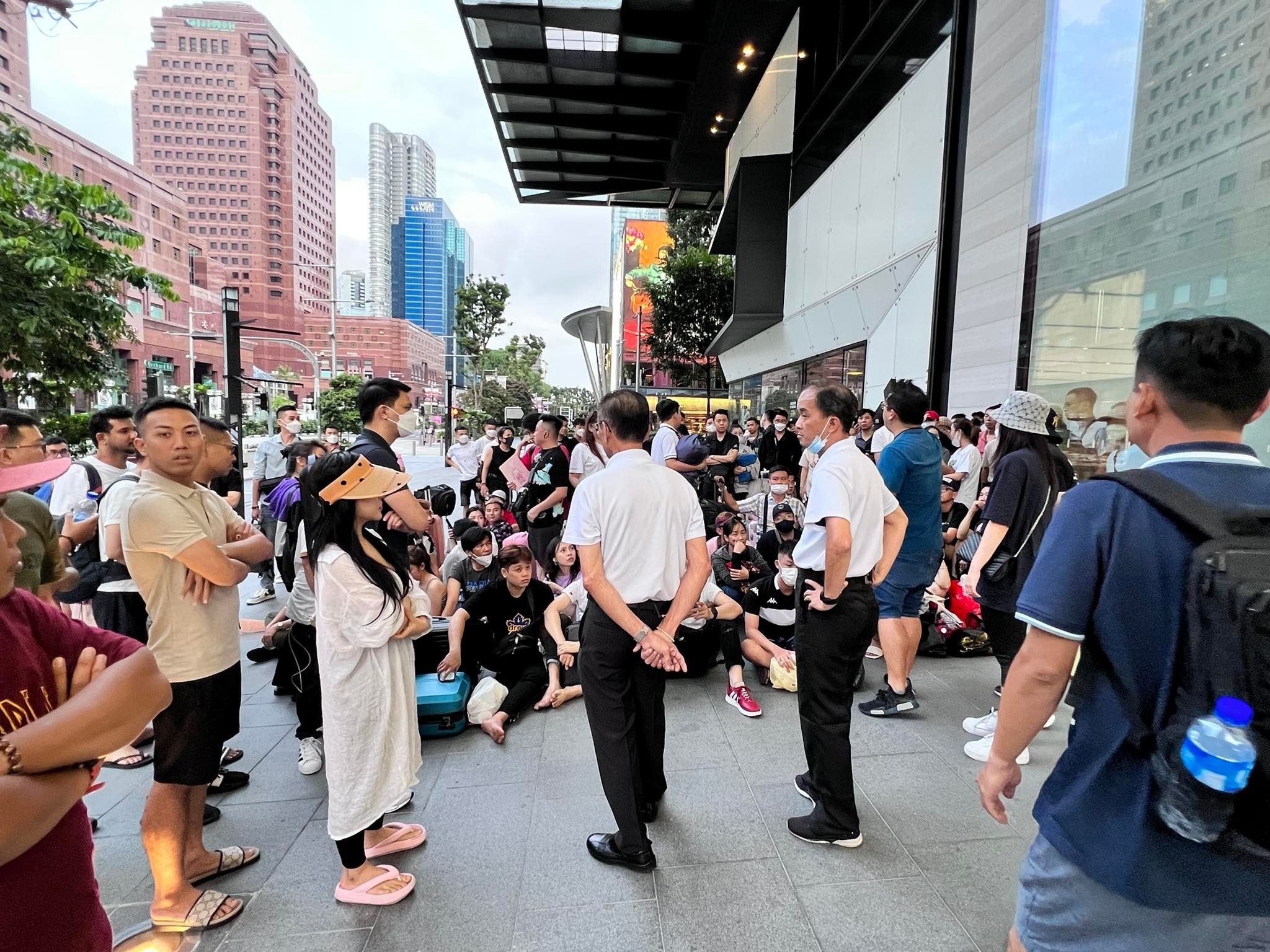 Apple Store o Singapore khong cho nguoi xep hang mua iPhone 14 hinh anh